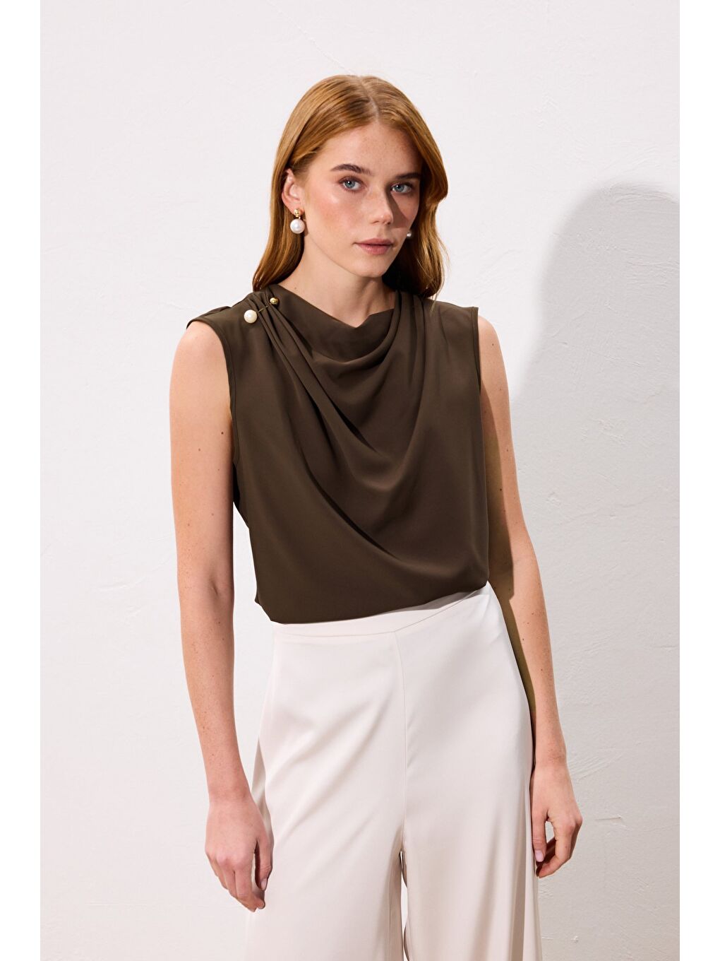 Kahverengi İnci Broşlu Degaje Bluz - Kahve-1