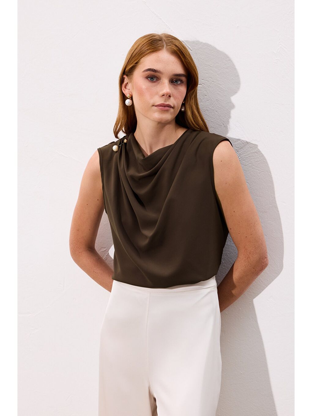 Kahverengi İnci Broşlu Degaje Bluz - Kahve-2