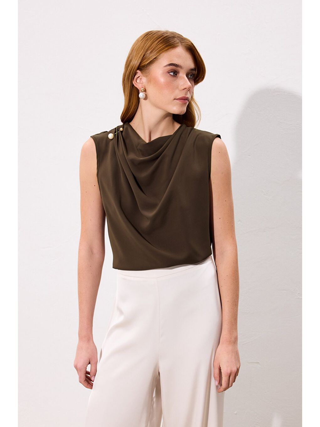 Kahverengi İnci Broşlu Degaje Bluz - Kahve-3