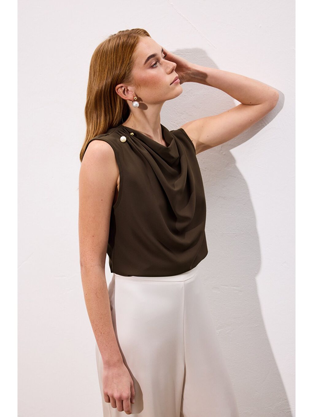 Kahverengi İnci Broşlu Degaje Bluz - Kahve-4