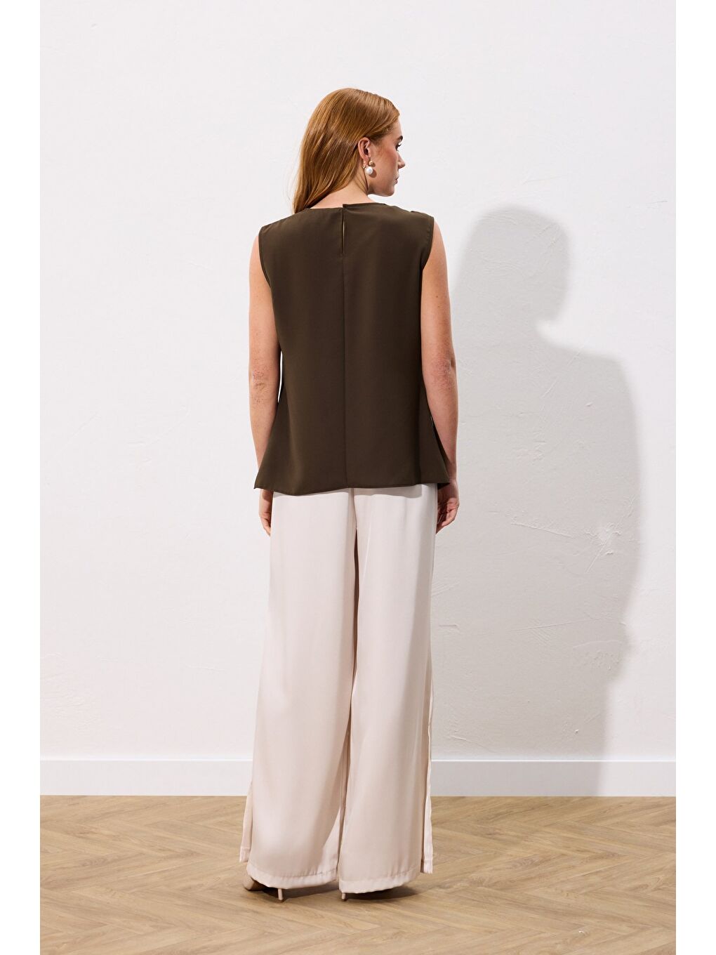 Kahverengi İnci Broşlu Degaje Bluz - Kahve-6