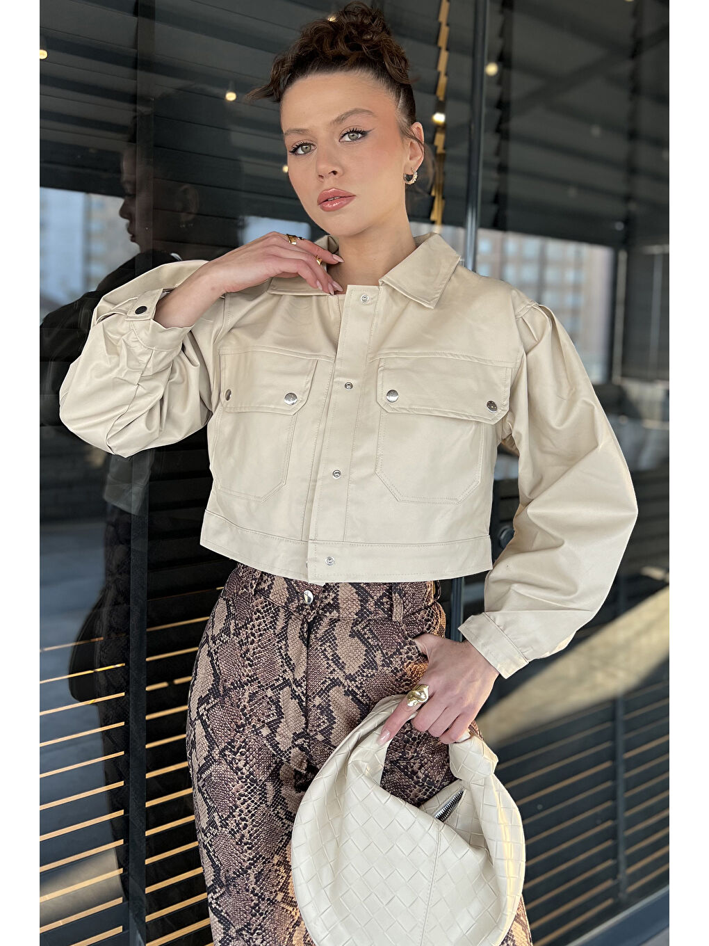 Gülseli Bej Kadın Çift Cepli Çıtçıtlı Crop Top Suni Deri Ceket