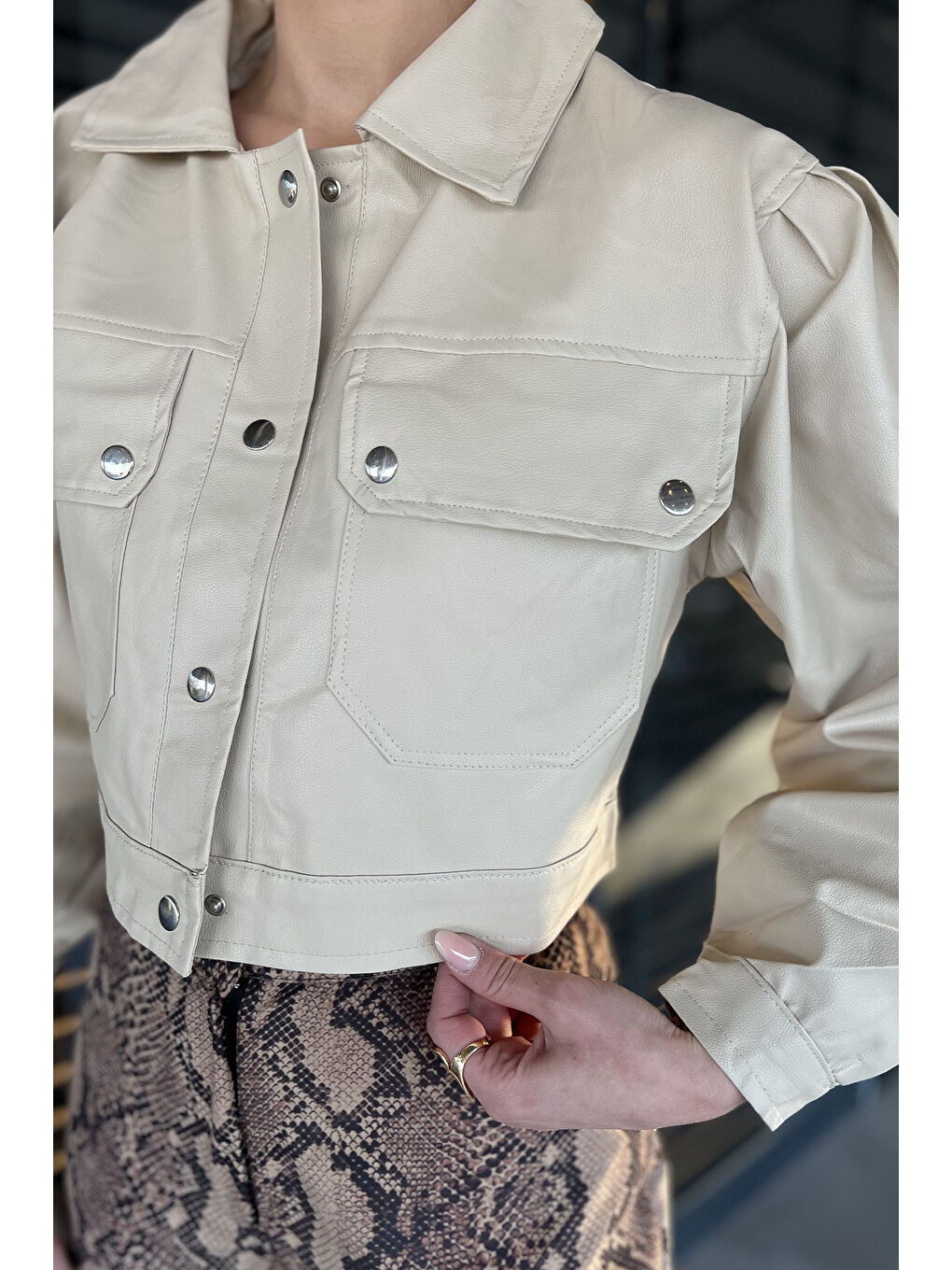 Gülseli Bej Kadın Çift Cepli Çıtçıtlı Crop Top Suni Deri Ceket - 2