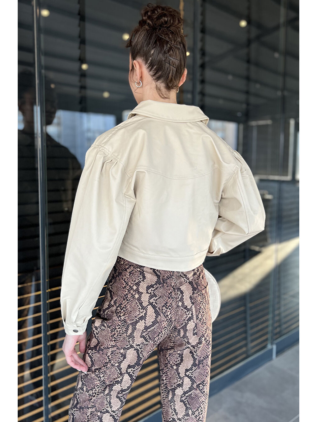 Gülseli Bej Kadın Çift Cepli Çıtçıtlı Crop Top Suni Deri Ceket - 3