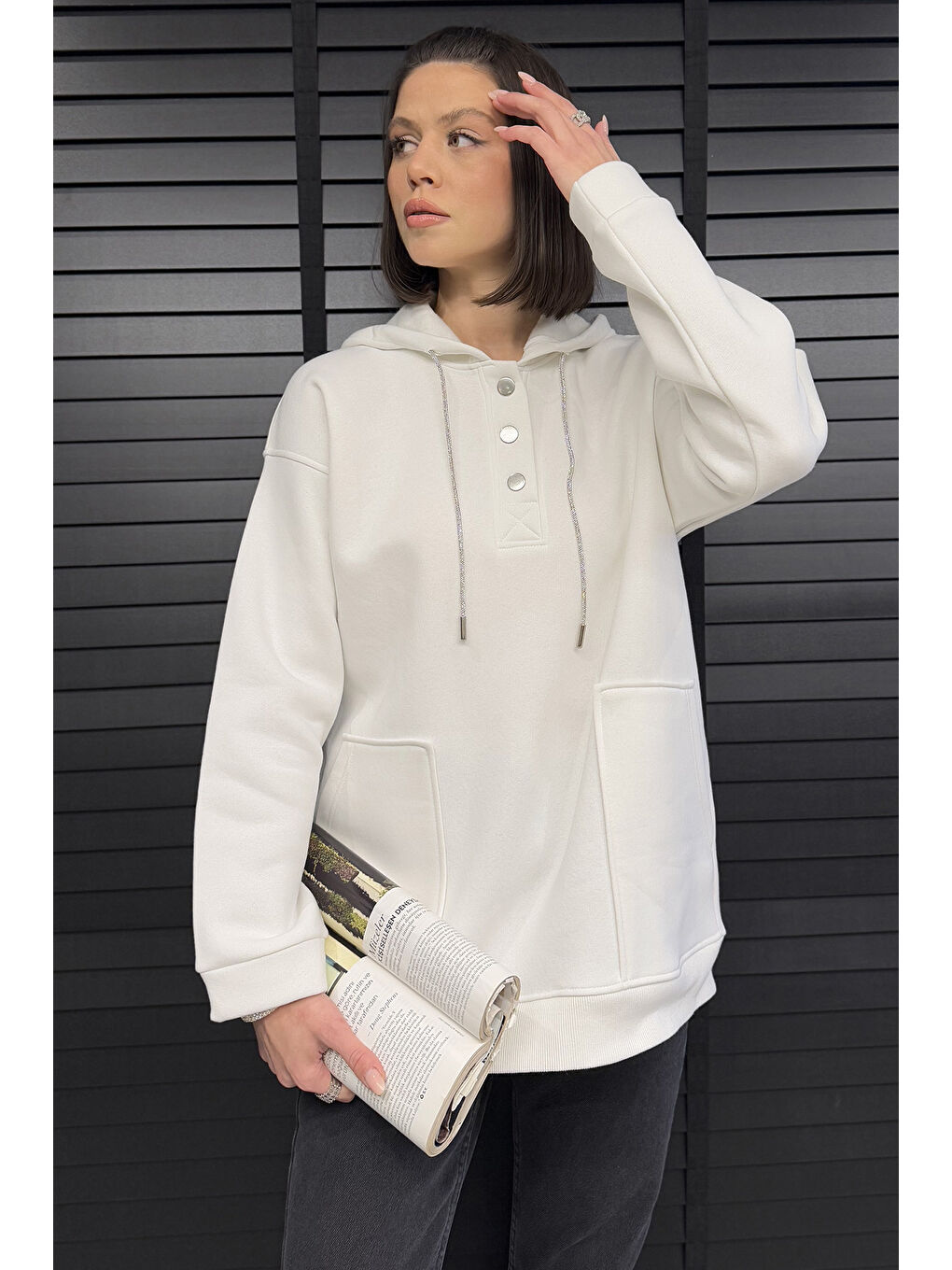Gülseli Beyaz Kadın Çift Cepli Kapüşonlu Üç İplik Şardonlu Sweatshirt