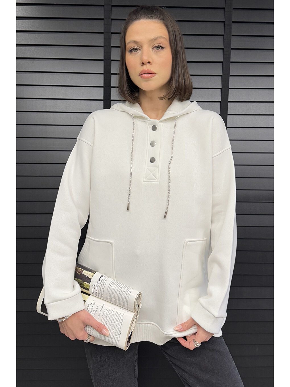 Gülseli Beyaz Kadın Çift Cepli Kapüşonlu Üç İplik Şardonlu Sweatshirt - 1
