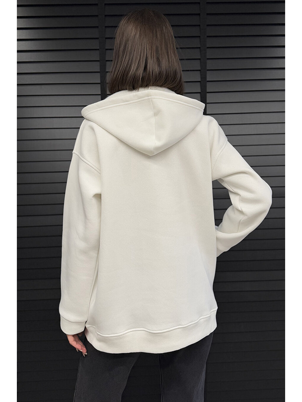 Gülseli Beyaz Kadın Çift Cepli Kapüşonlu Üç İplik Şardonlu Sweatshirt - 2