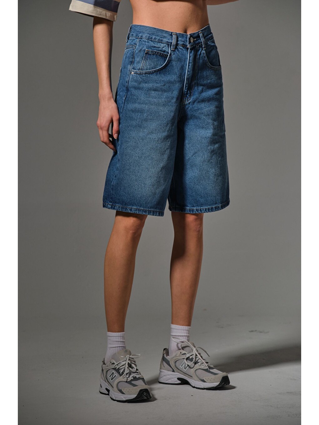 İndigo Toka Detaylı Bol Kesim Rahat Baggy Jean Jean Salaş Kadın Bermuda Diz Altı Denim Şort @Casoria-1