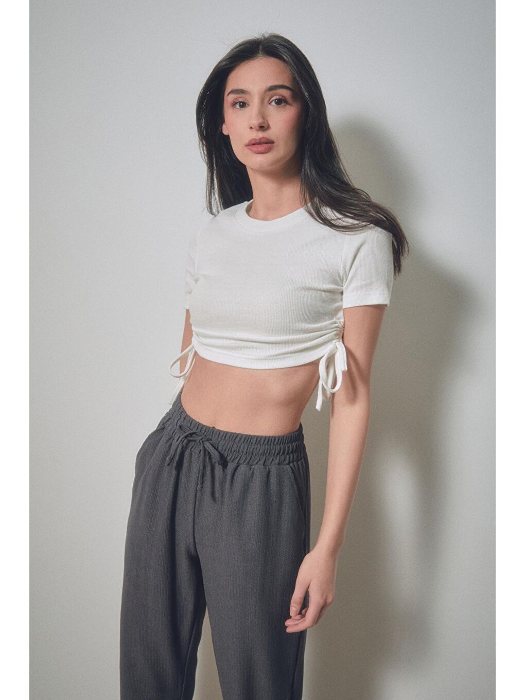 Beyaz Fitilli Yanları Büzgülü Tişört-1