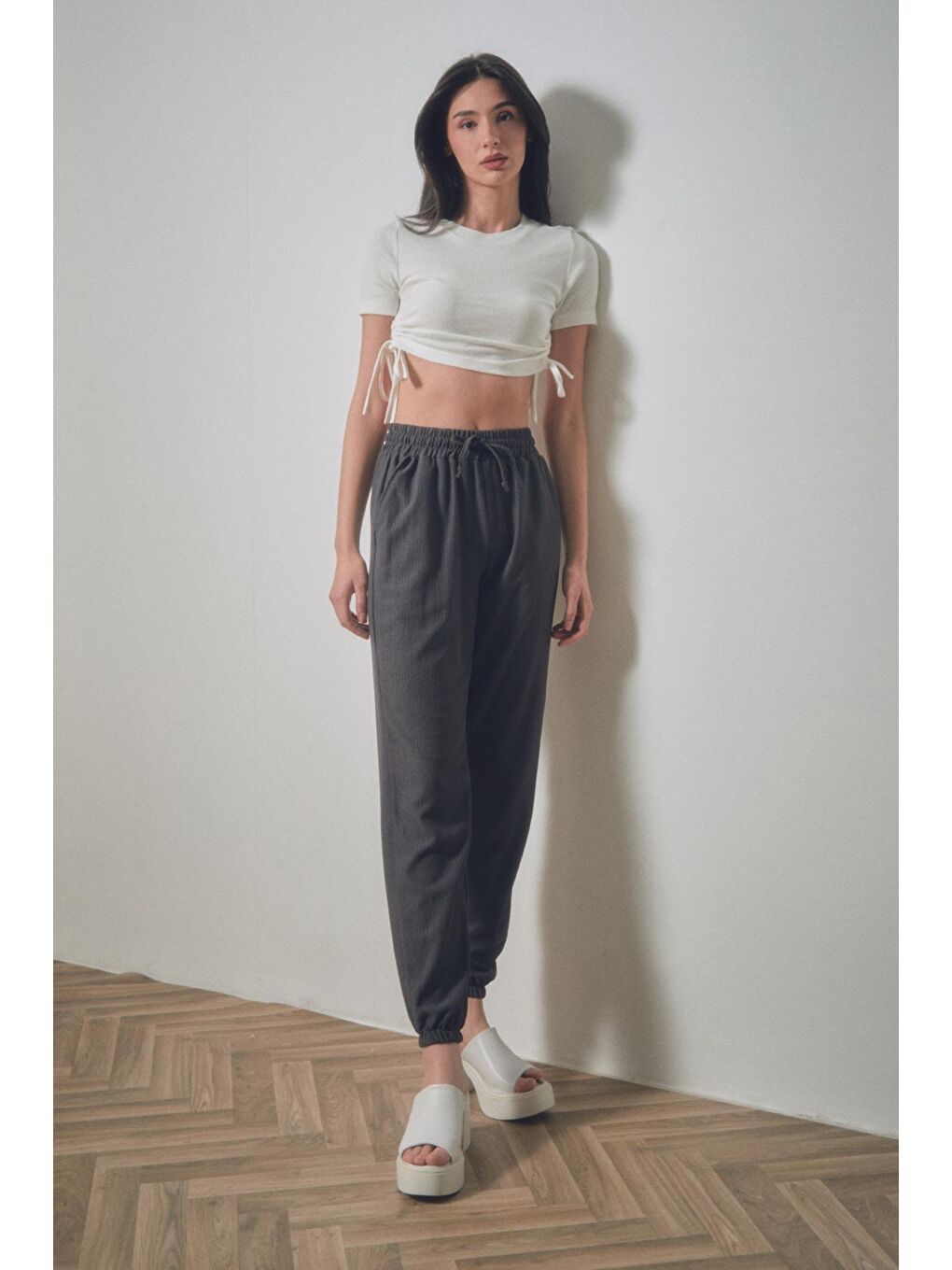 Beyaz Fitilli Yanları Büzgülü Tişört-2