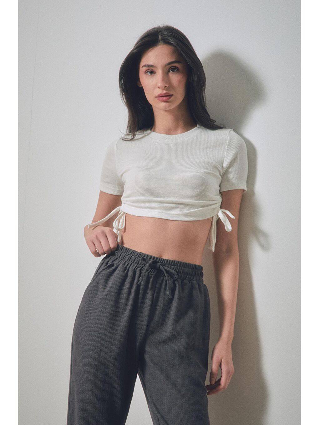 Beyaz Fitilli Yanları Büzgülü Tişört-3