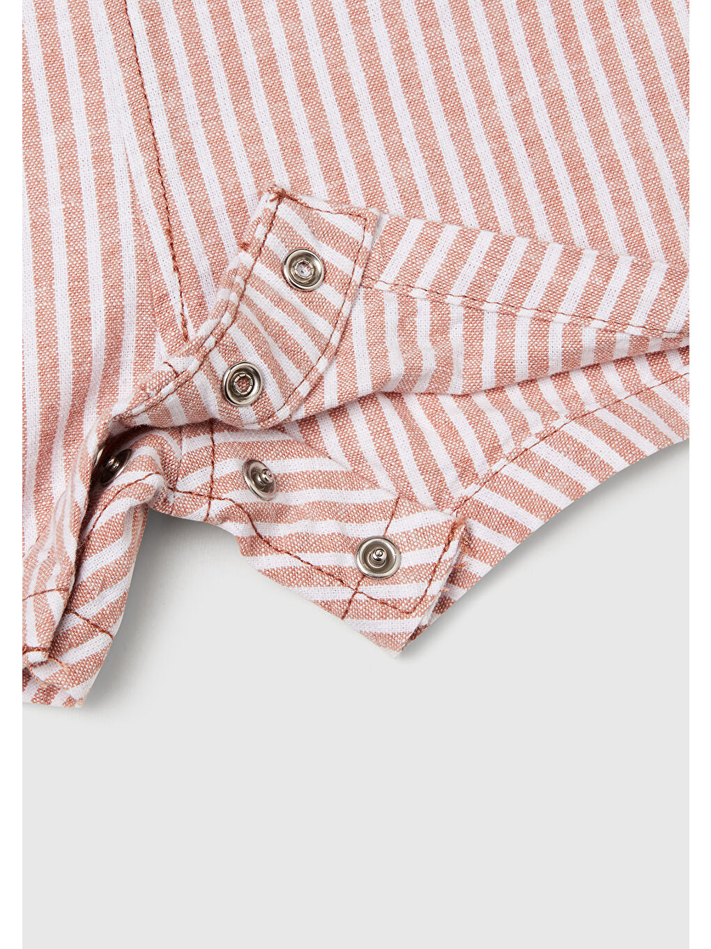 Bebek Bej Çizgili Logo Detaylı Cepli Yanları Gizli Çıtçıtlı Kısa Tulum-3