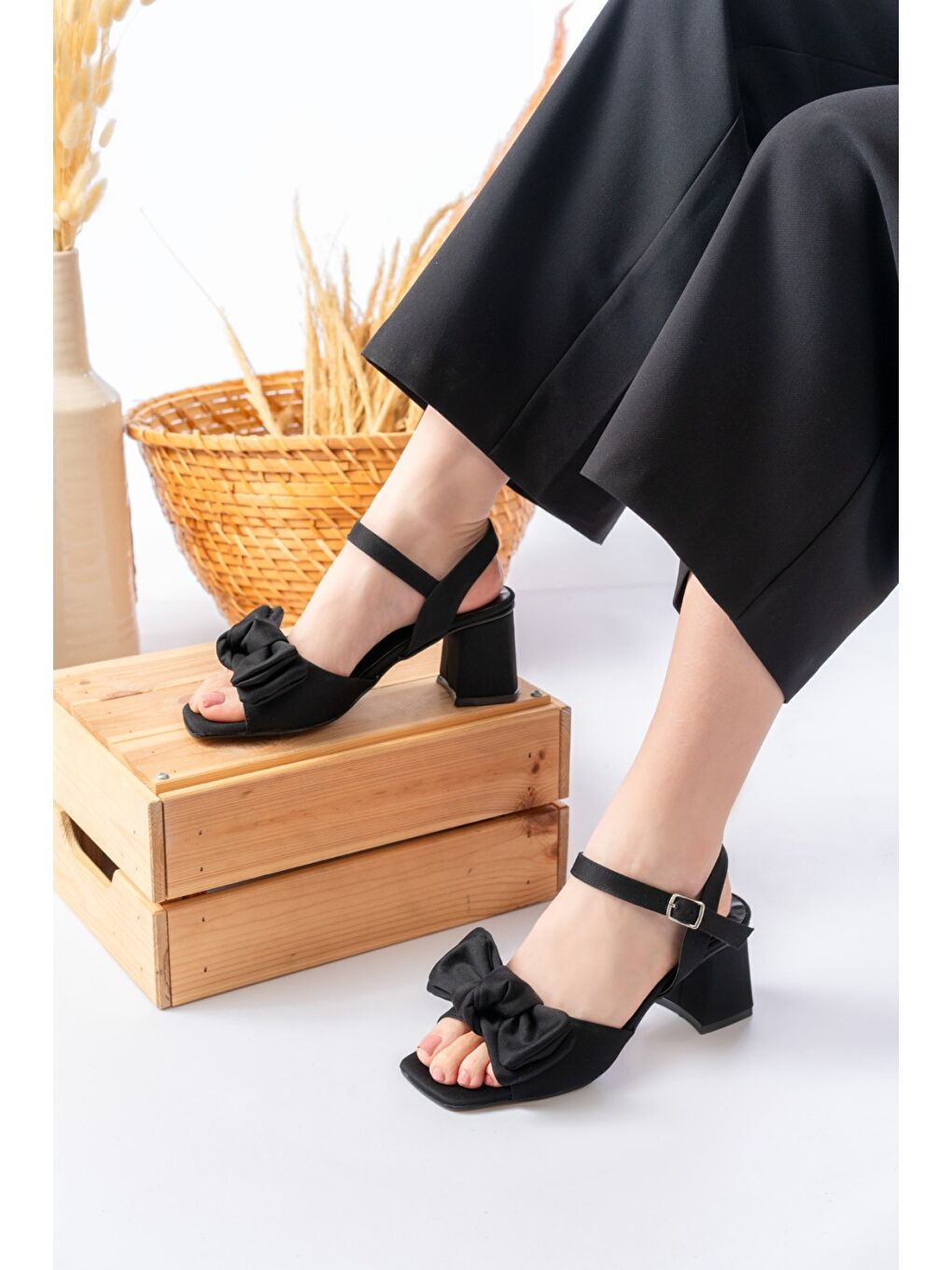 Kadın Silva Fiyonklu Siyah Sandalet-1