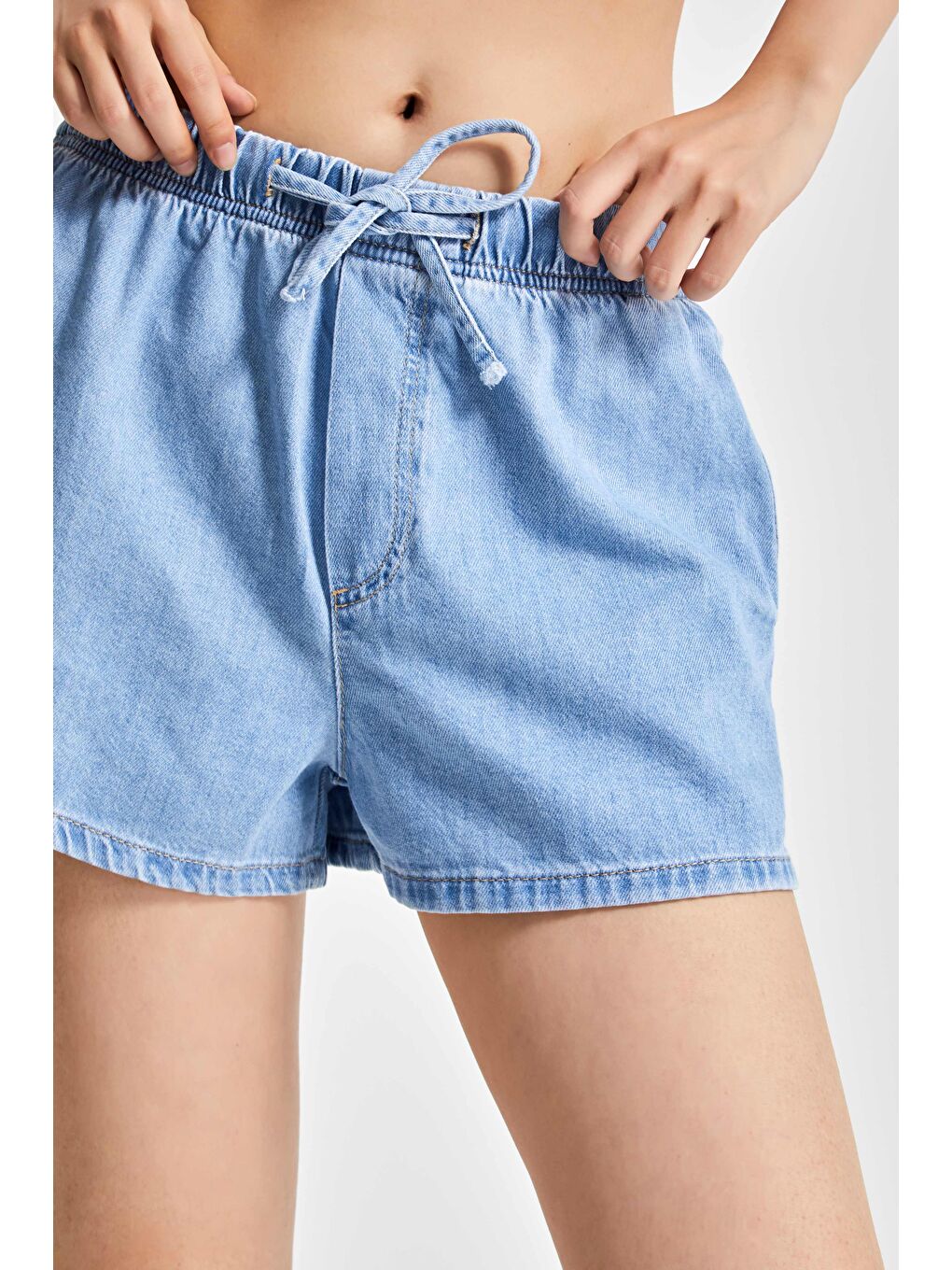 Kadın Mavi Renk 1s5-4 Mini Boy Bol Kesim Beli Lastikli %100 Pamuk Denim Şort-2
