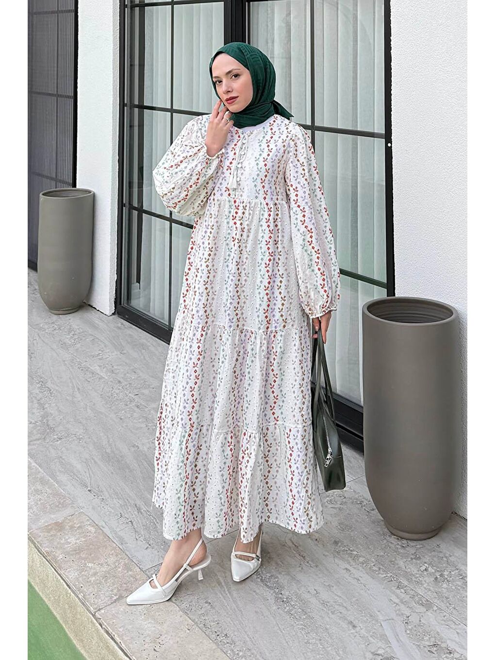 Renkli Brode Detaylı Uzun Tesettür Elbise Beyaz