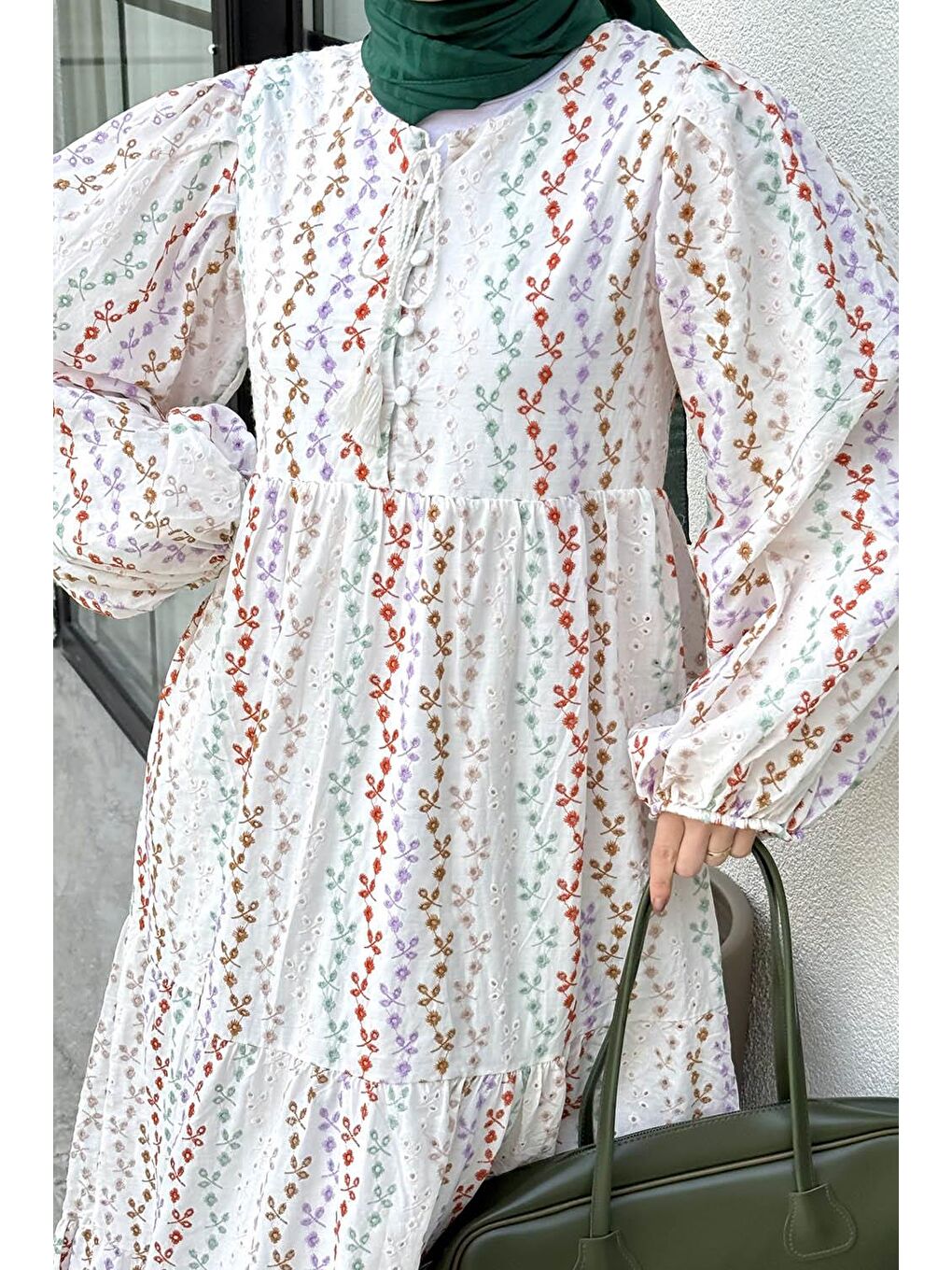 Renkli Brode Detaylı Uzun Tesettür Elbise Beyaz-1