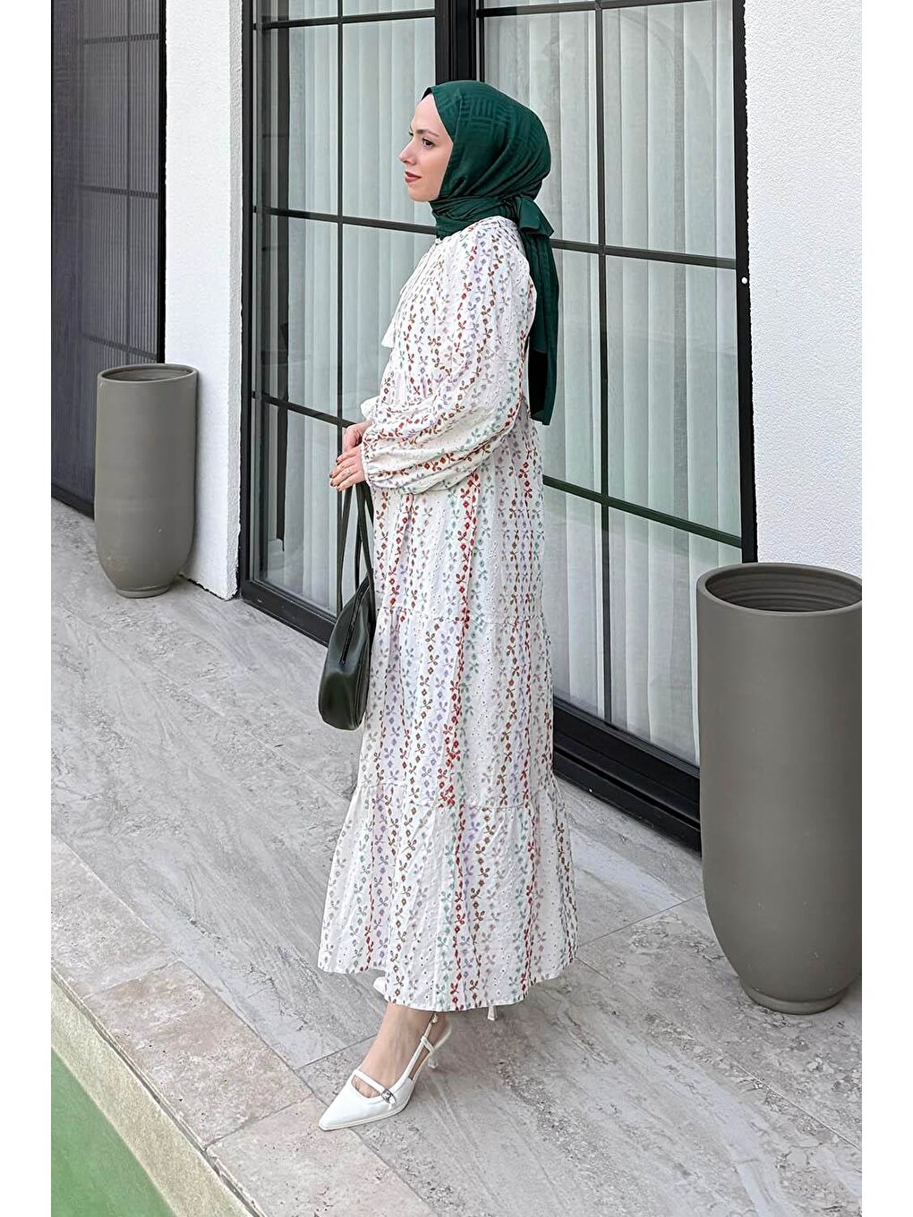 Renkli Brode Detaylı Uzun Tesettür Elbise Beyaz-2