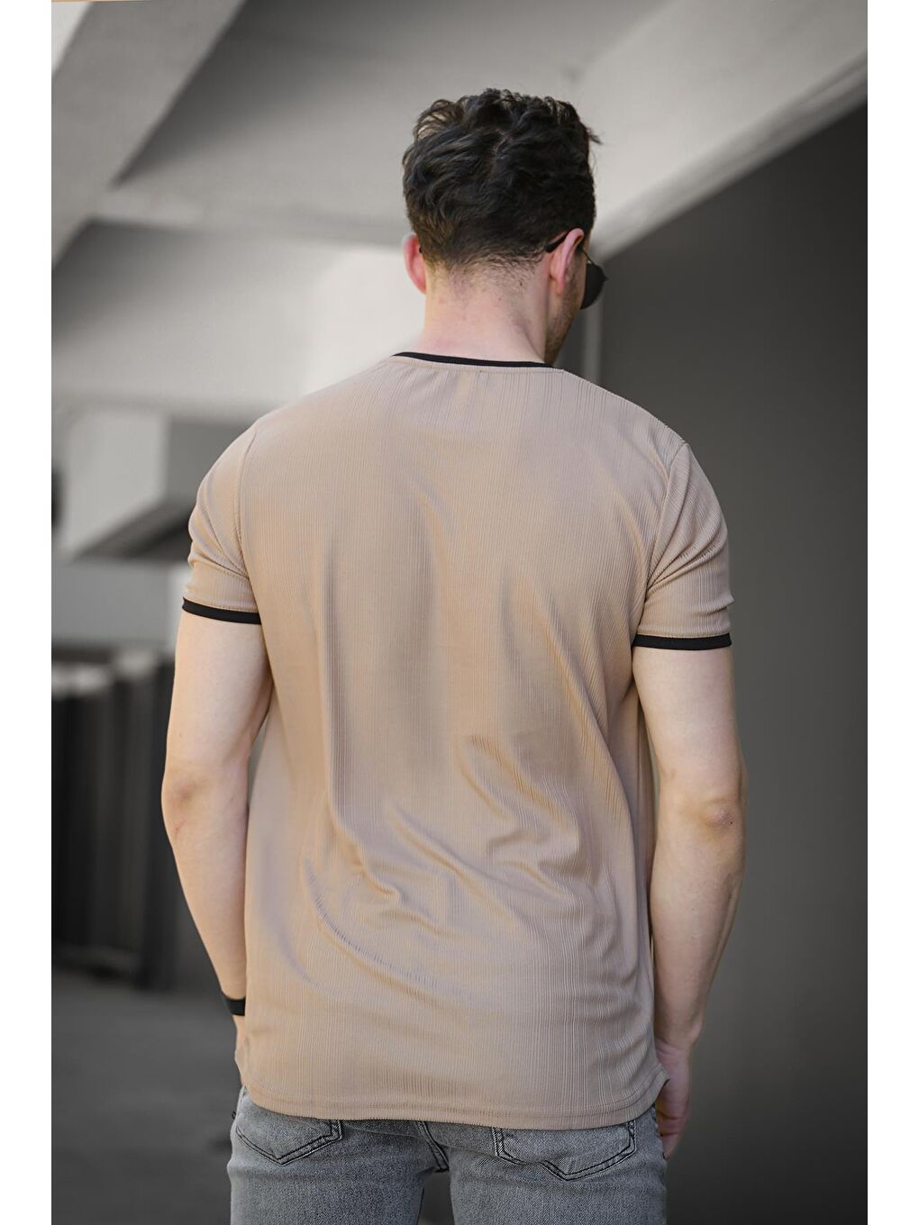 Kahverengi Creative Nakışlı Kolu ve Yakası Biyeli Bisiklet Yaka Erkek Tişört-2