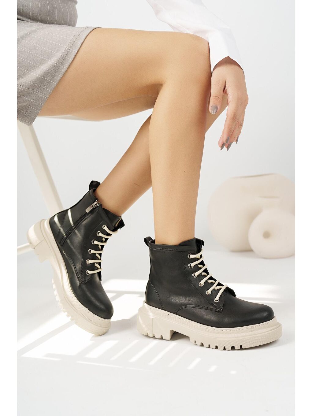 Siyah Kibele  Kadın Kalın Taban Bağcıklı Bot-1