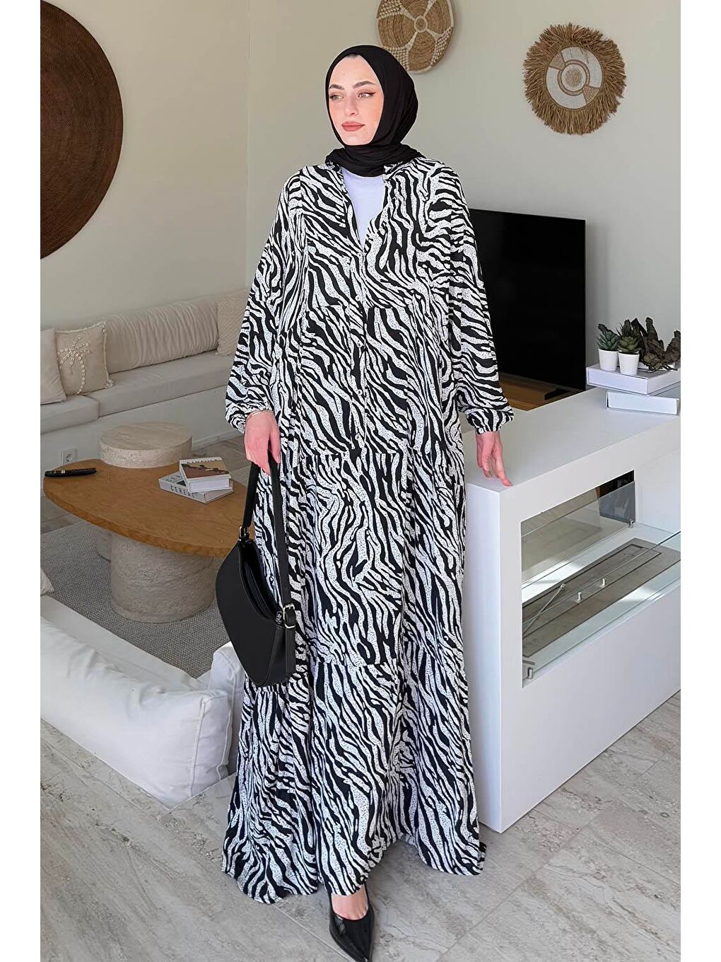 Yarasa Kol Baskılı Zebra Desen Tesettür Elbise Siyah