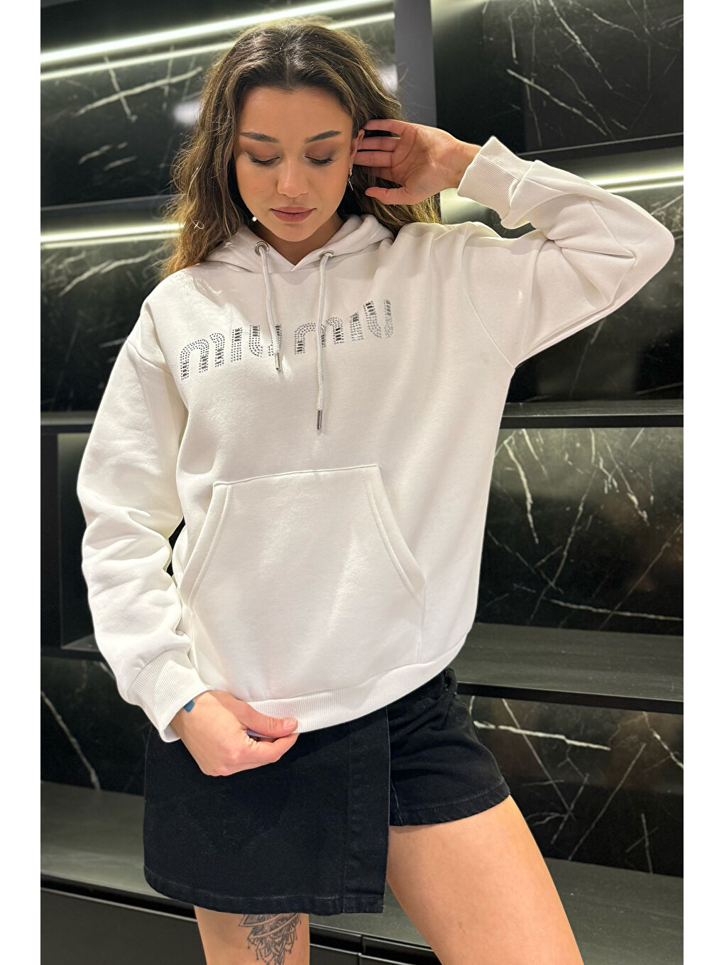 GÜLSELİ Beyaz Kadın Taşlı Kapüşonlu Şardonlu Sweatshirt - 1