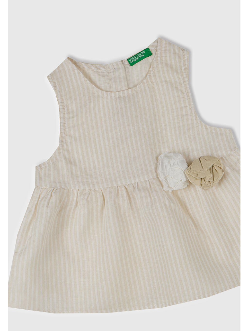 Kız Çocuk Ekru Keten Karışımlı Tamamı Desenli Çiçek Aplikeli Arkası Düğmeli Kolsuz Gömlek-1