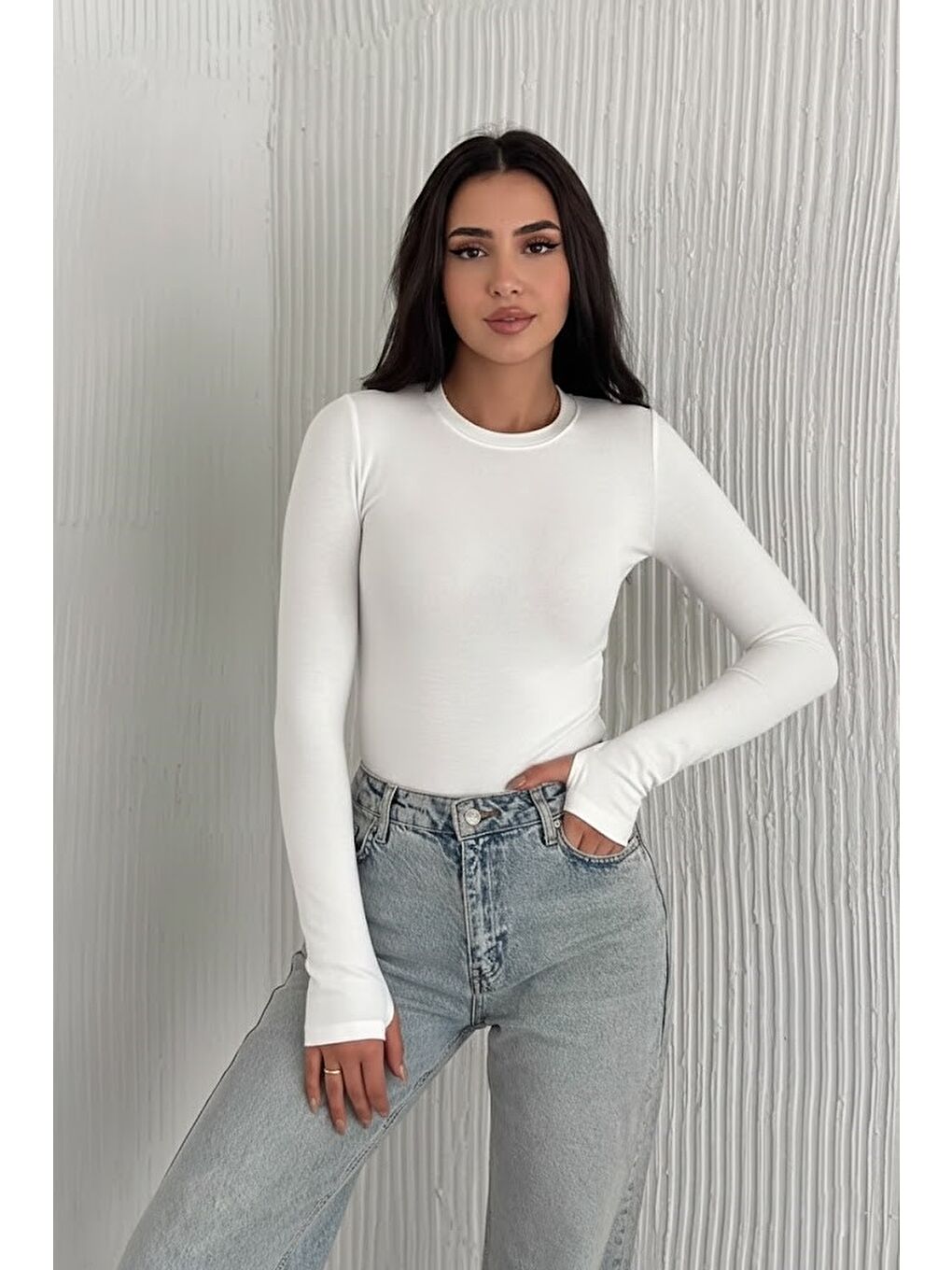 Beyaz Kadın Parmak Geçmeli Uzun Kollu Bluz – Vücuda Oturan & Astarsız