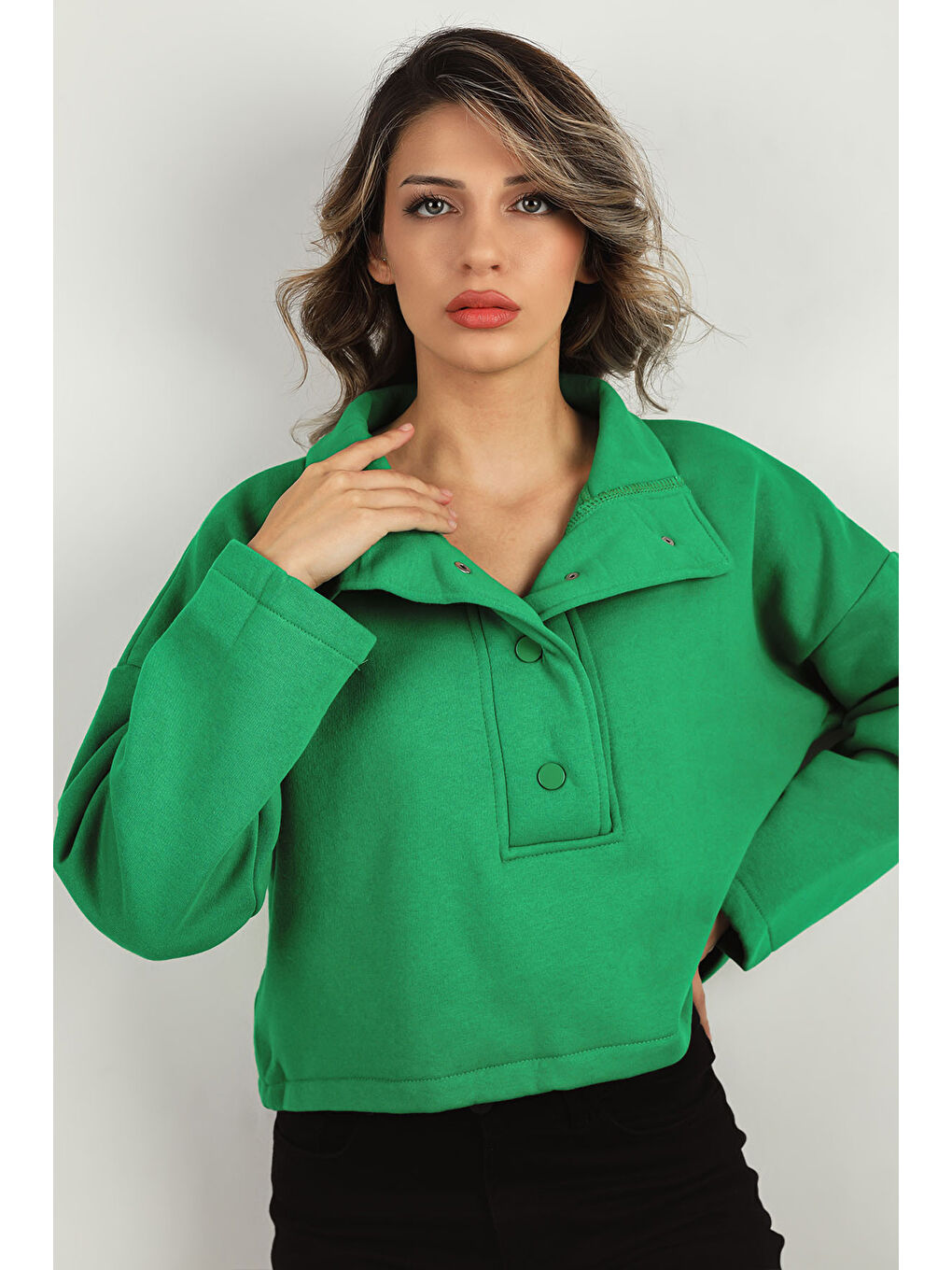 GÜLSELİ Yeşil Kadın Şardonlu Ön Çıtçıtlı Crop Sweatshırt - 4