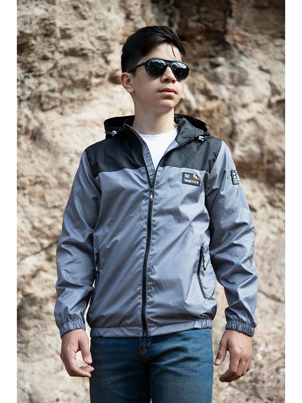 Gri Erkek Çocuk Kapüşonlu Su Geçirmez Yağmurluk