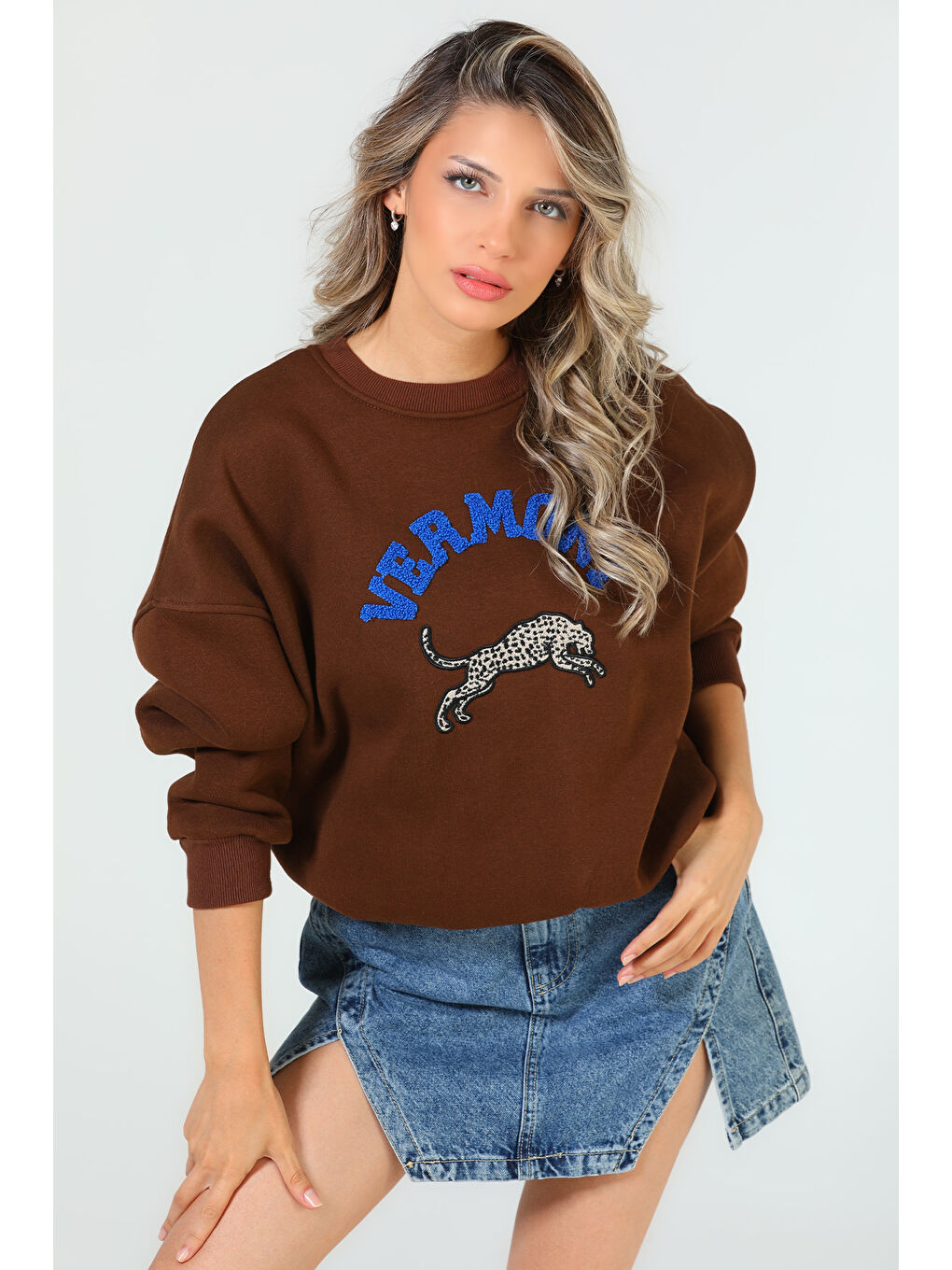 GÜLSELİ Kahverengi Kadın Bisiklet Yaka Ön Baskılı Üç İplik Şardonlu Oversize Sweatshirt - 1