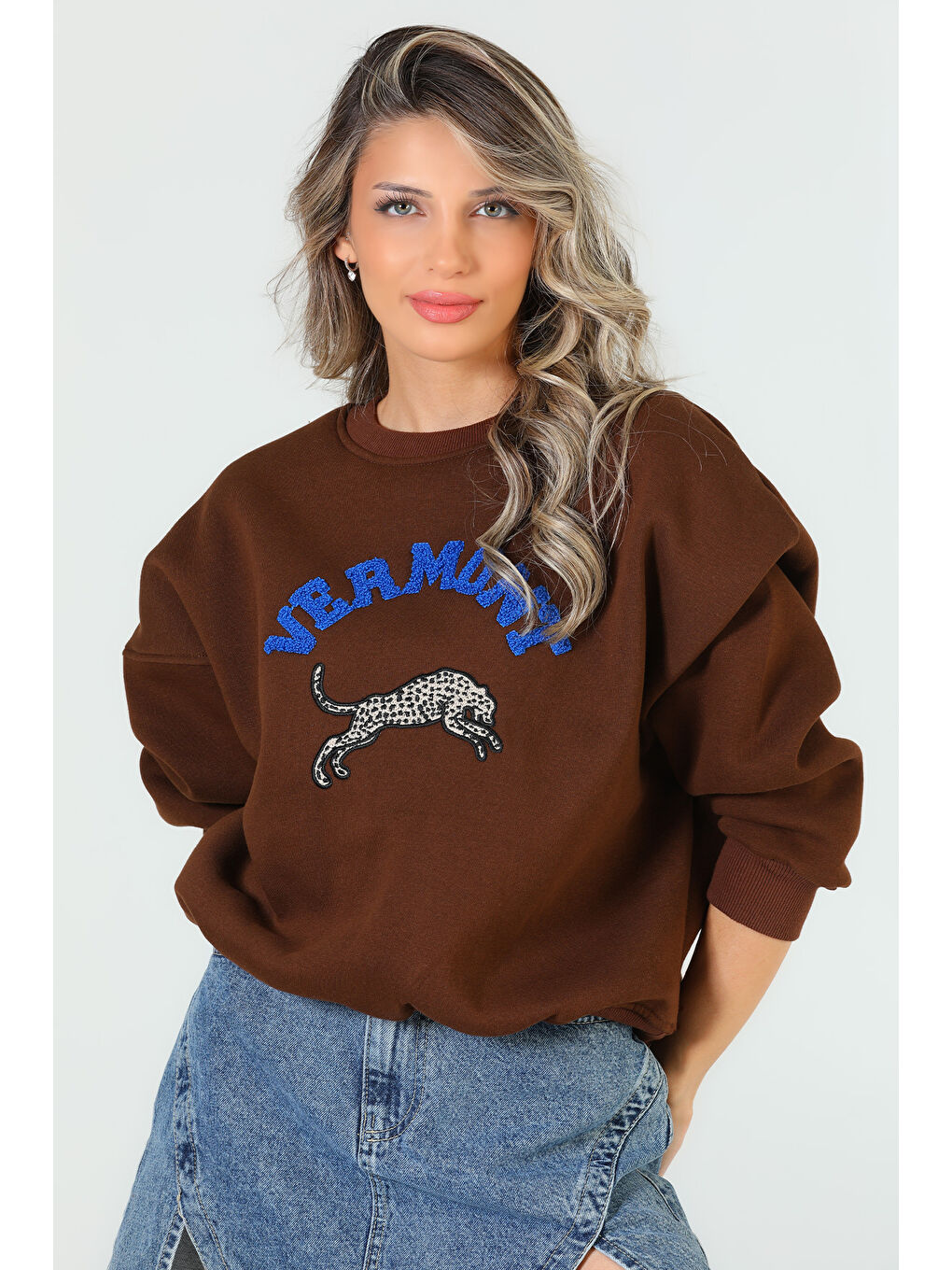 GÜLSELİ Kahverengi Kadın Bisiklet Yaka Ön Baskılı Üç İplik Şardonlu Oversize Sweatshirt - 2