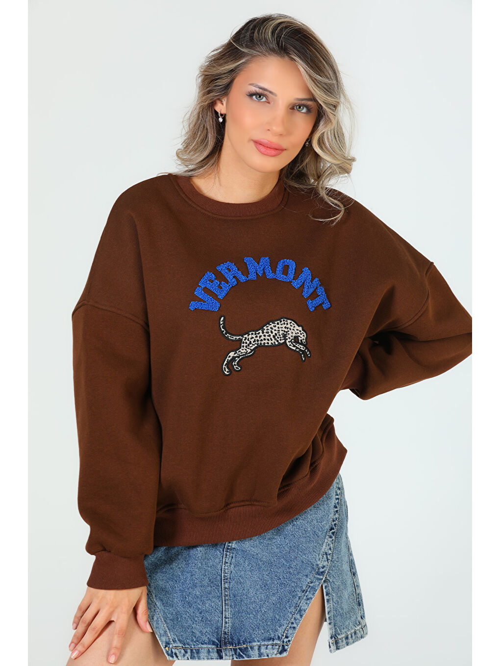 GÜLSELİ Kahverengi Kadın Bisiklet Yaka Ön Baskılı Üç İplik Şardonlu Oversize Sweatshirt - 4