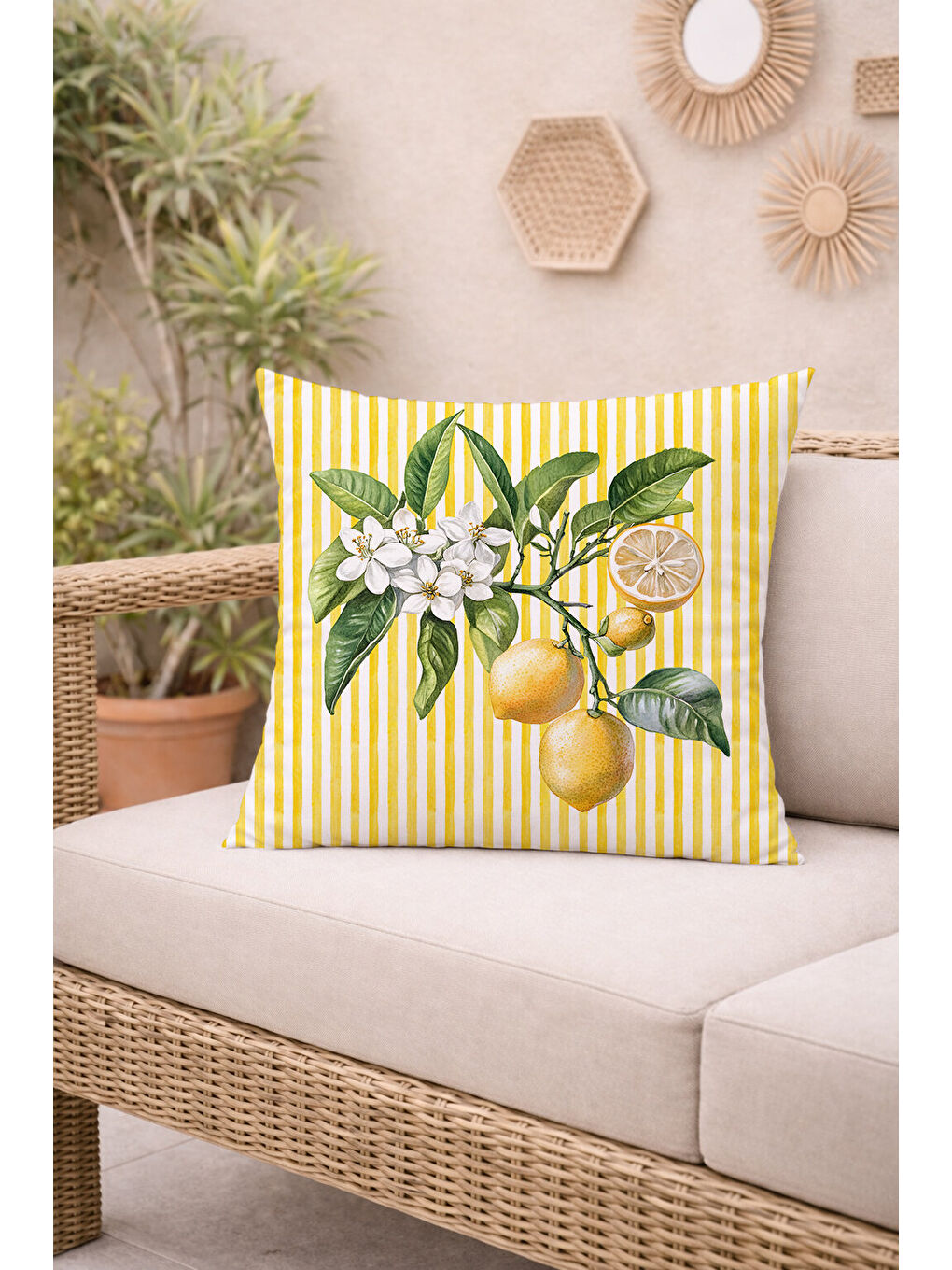 Karışık Sarı-Beyaz Çizgili Zemin Üzerine Çiçekli Limon Dalı Desenli Kırlent Kılıfı (43x43 cm)-3