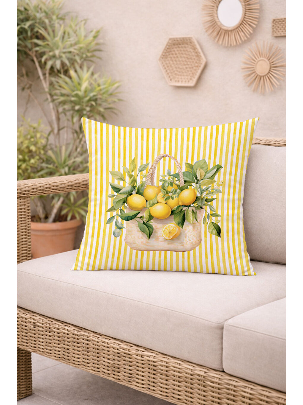 Karışık Sarı Çizgili Zemin Üzerine Hasır Sepetli Limon Desenli Kırlent Kılıfı (43x43 cm)-3