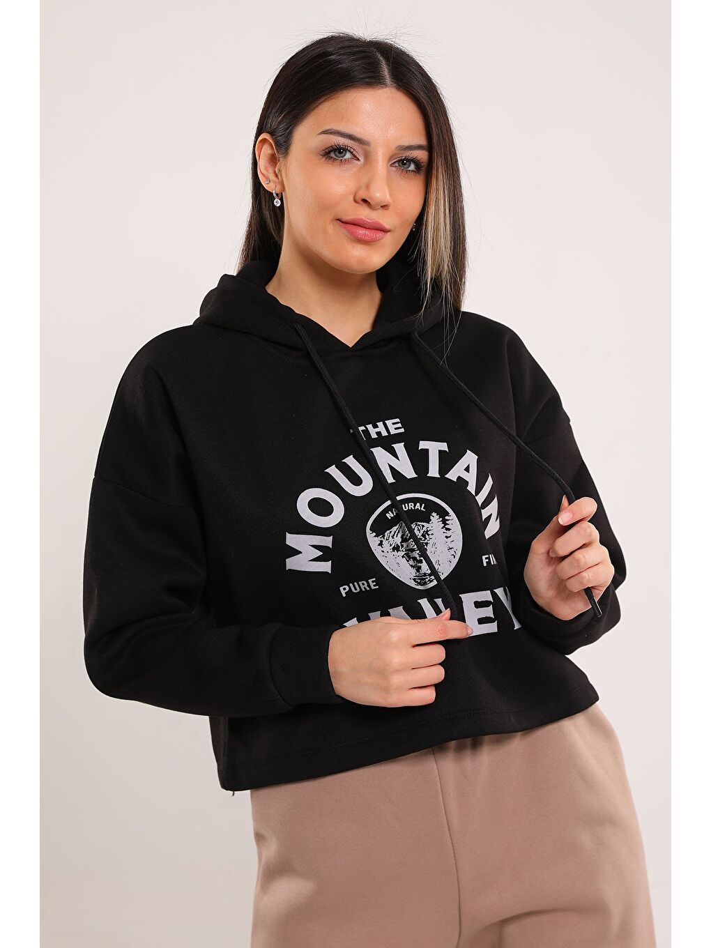 GÜLSELİ Siyah Kadın Kapüşonlu Ön Baskılı Şardonlu Crop Sweatshirt