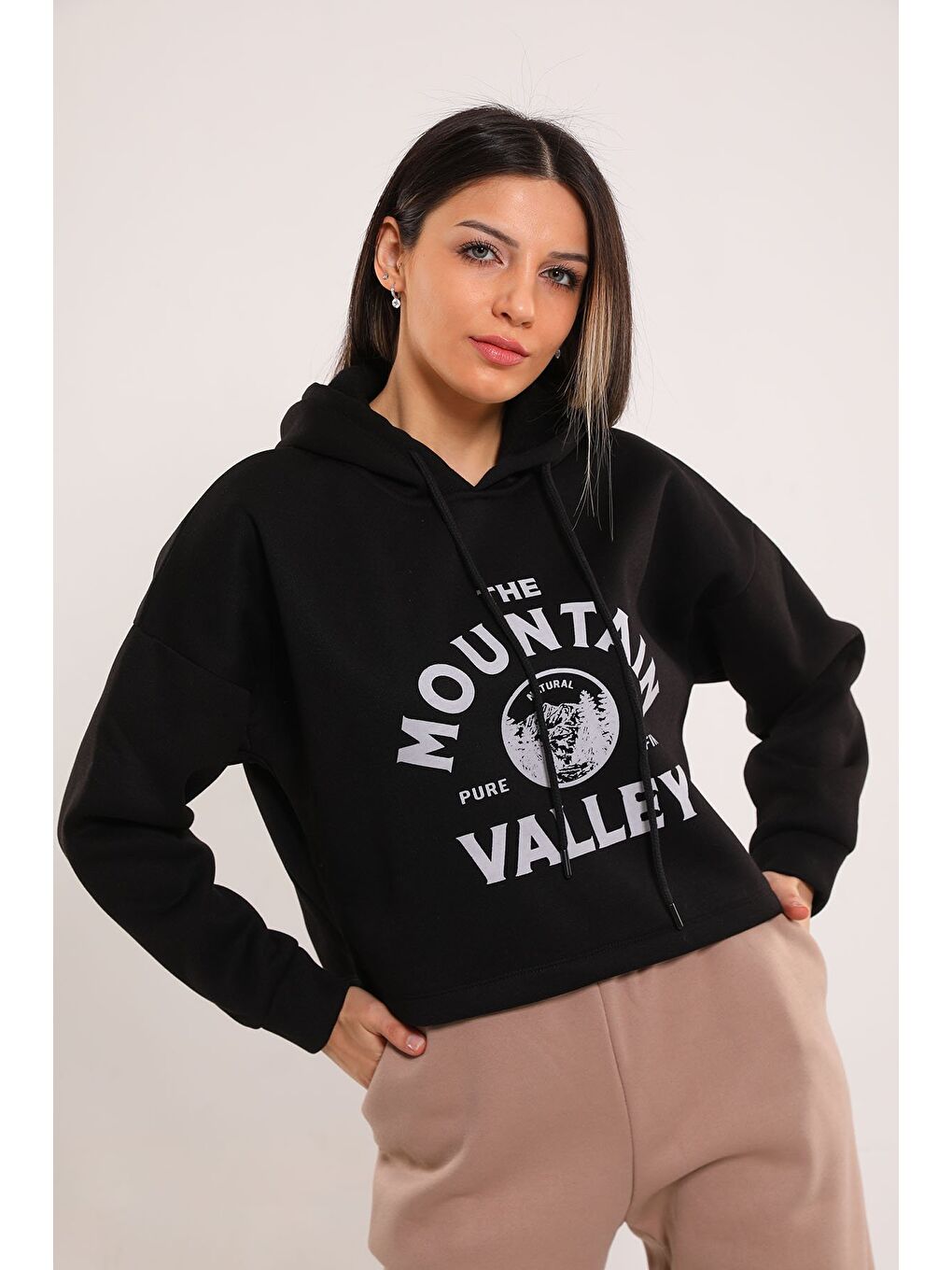 GÜLSELİ Siyah Kadın Kapüşonlu Ön Baskılı Şardonlu Crop Sweatshirt - 1