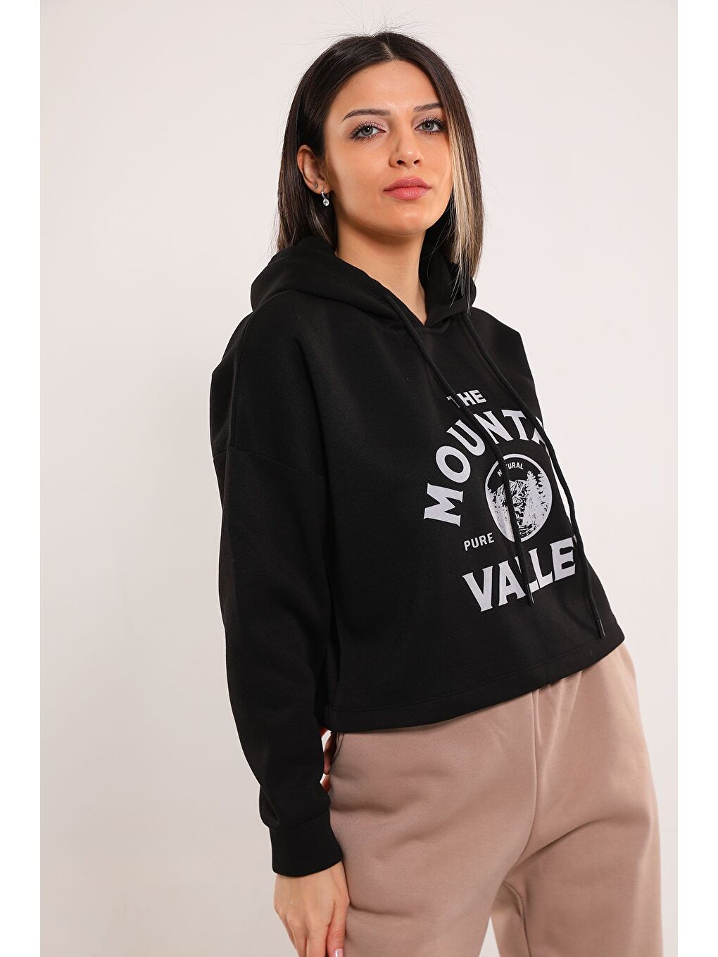 GÜLSELİ Siyah Kadın Kapüşonlu Ön Baskılı Şardonlu Crop Sweatshirt - 2