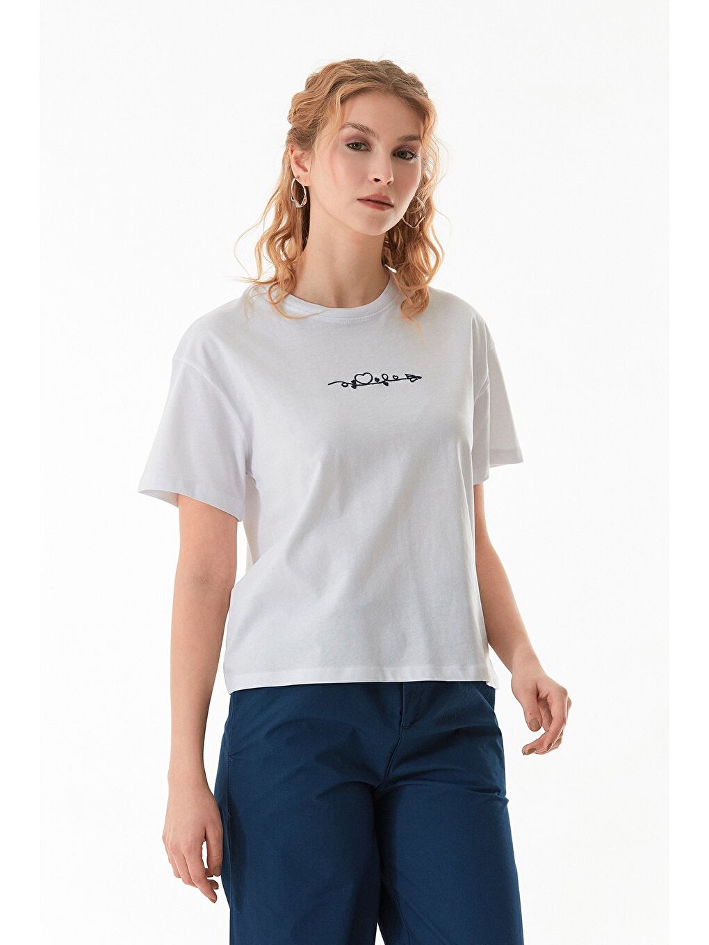 Beyaz Kalp Nakışlı Bisiklet Yaka Tişört