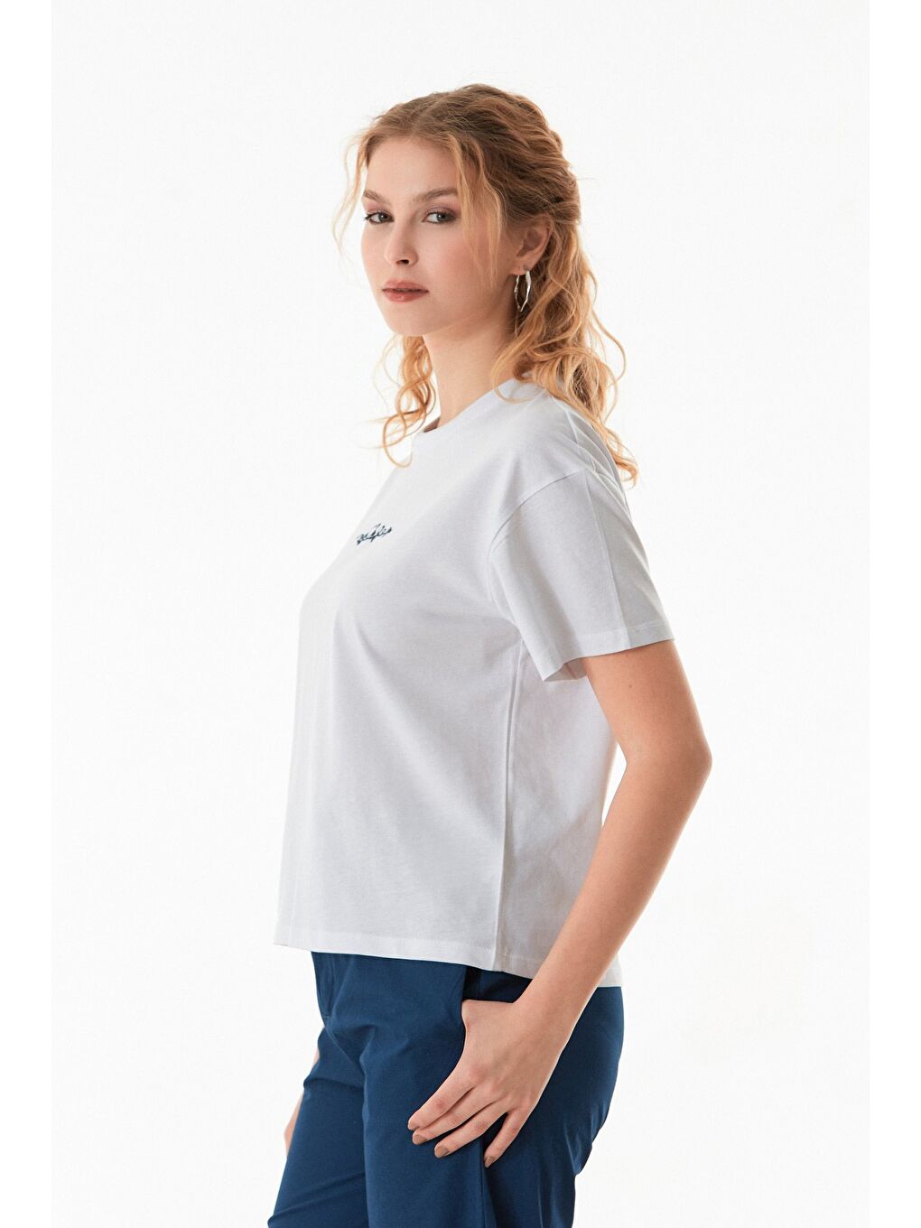 Beyaz Kalp Nakışlı Bisiklet Yaka Tişört-2