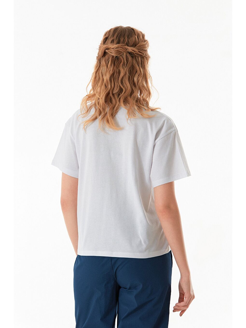 Beyaz Kalp Nakışlı Bisiklet Yaka Tişört-4