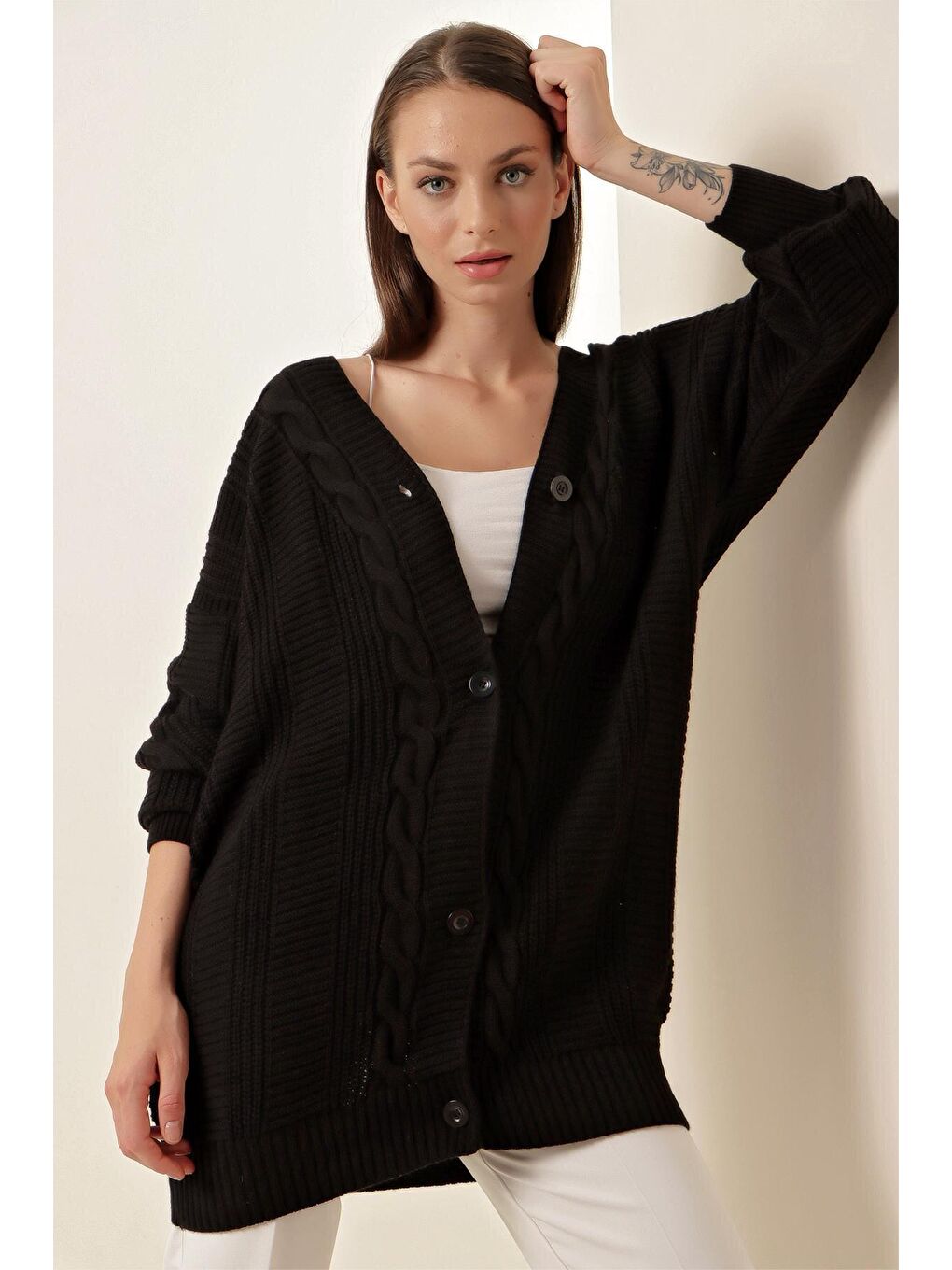 Kadın Siyah Saç Örgü Desen Uzun Düğmeli Rahat Kesim Triko Hırka HZL23W-BD1100691-1