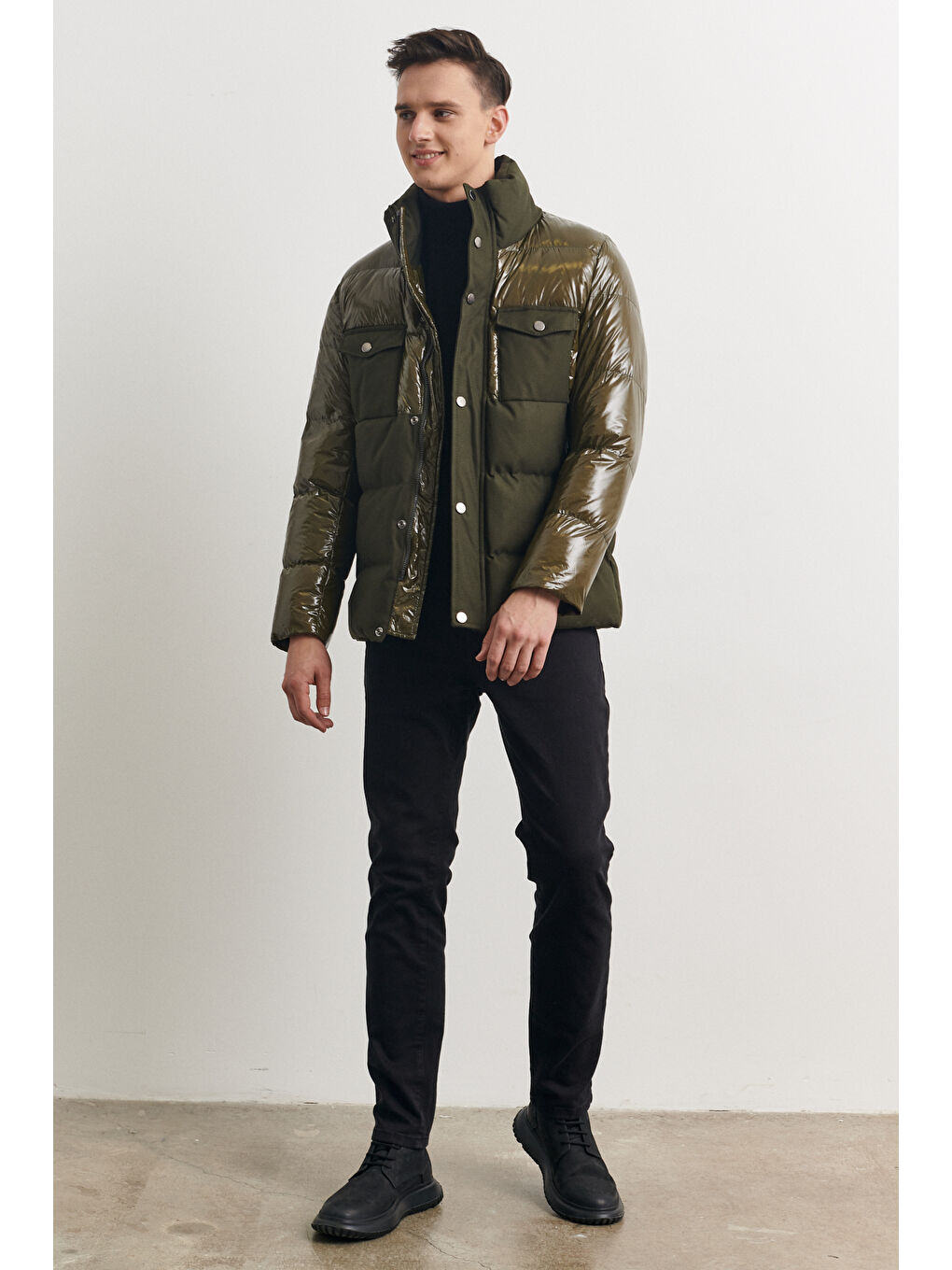 Erkek Haki Standart Fit Normal Kesim Dik Yaka Soğuk Geçirmez Parlak Mont-1