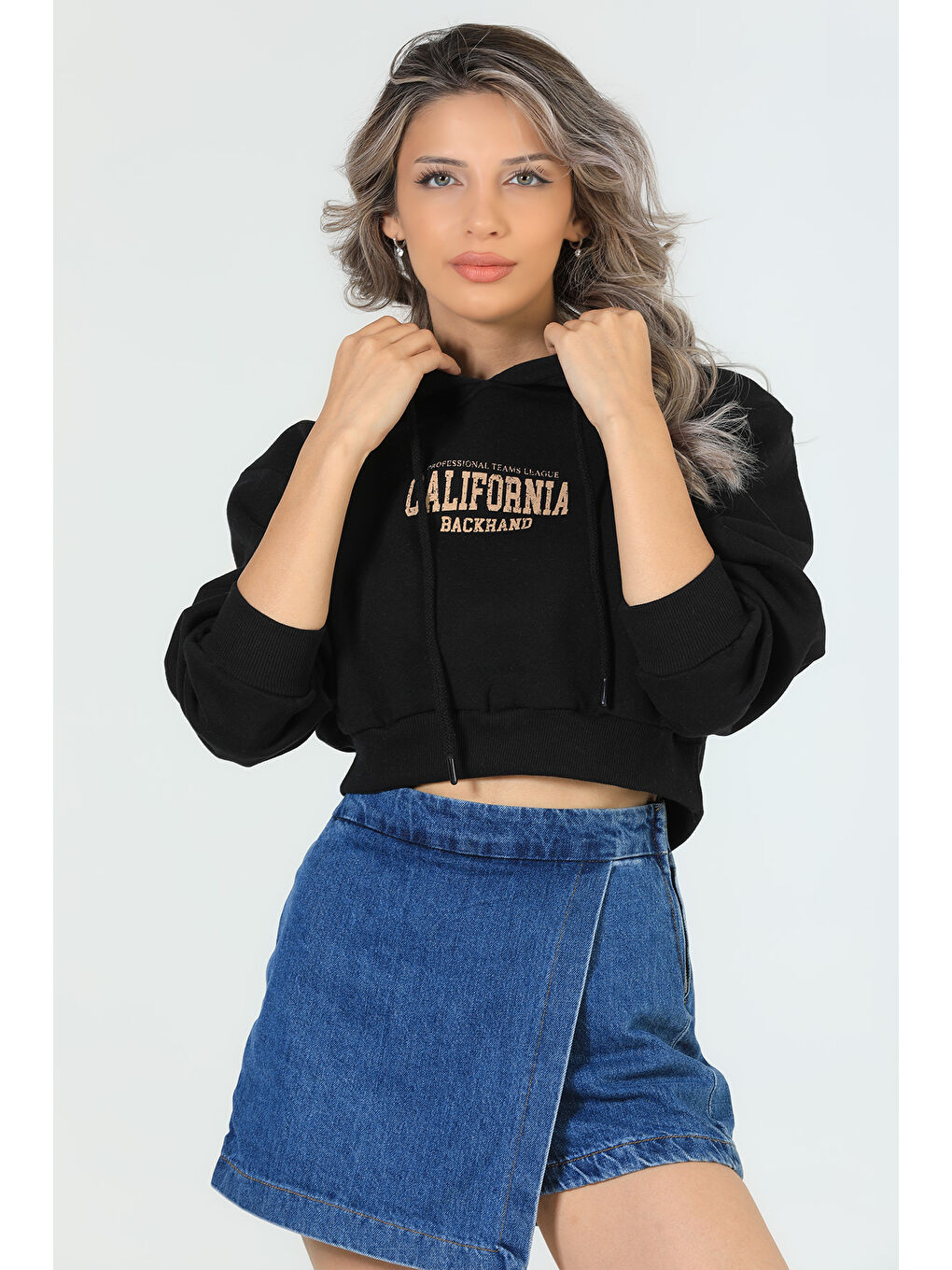 GÜLSELİ Siyah Kadın Ön Baskılı Kapüşonlu Şardonlu Crop Sweatshirt