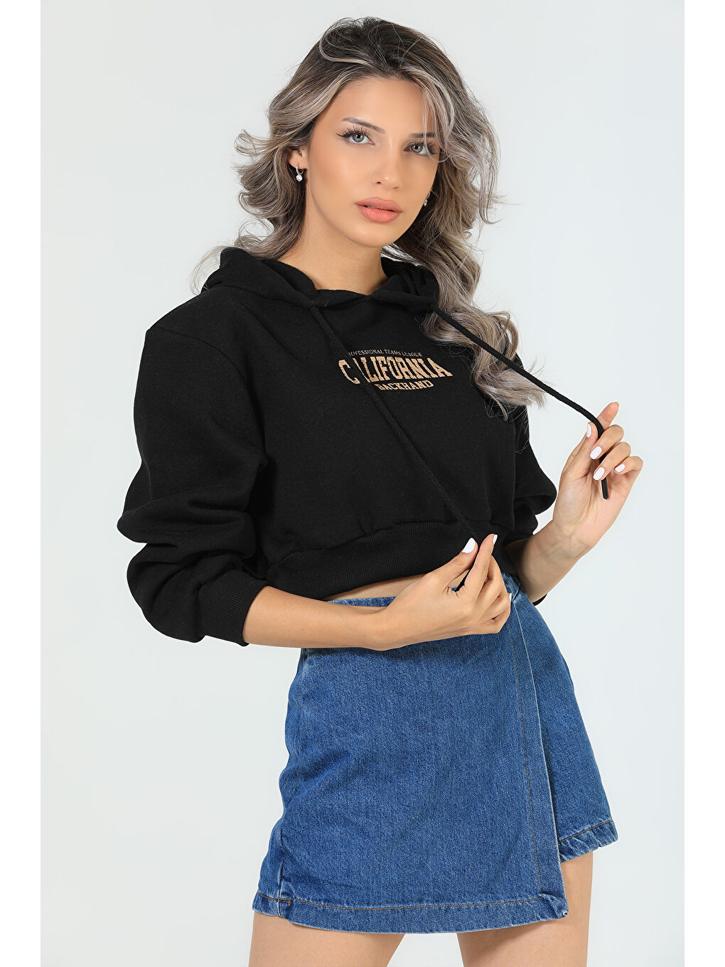 GÜLSELİ Siyah Kadın Ön Baskılı Kapüşonlu Şardonlu Crop Sweatshirt - 1