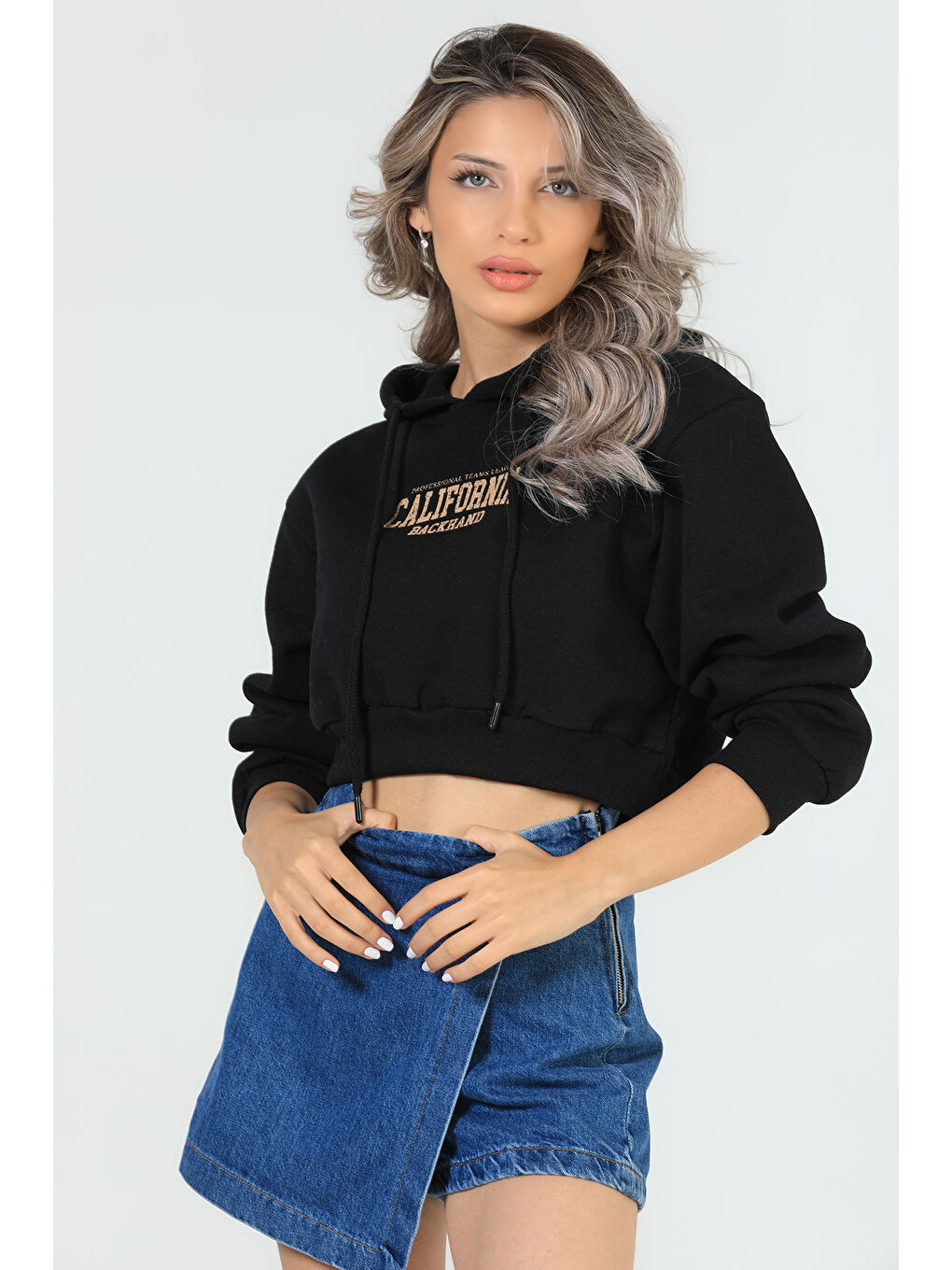 GÜLSELİ Siyah Kadın Ön Baskılı Kapüşonlu Şardonlu Crop Sweatshirt - 2