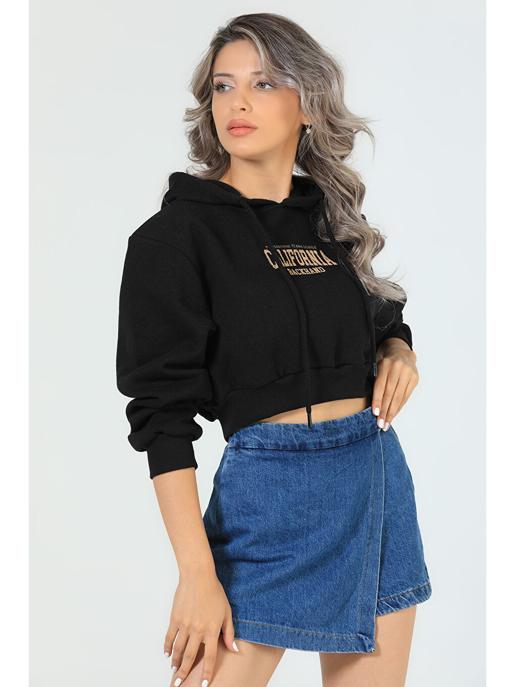 GÜLSELİ Siyah Kadın Ön Baskılı Kapüşonlu Şardonlu Crop Sweatshirt - 3