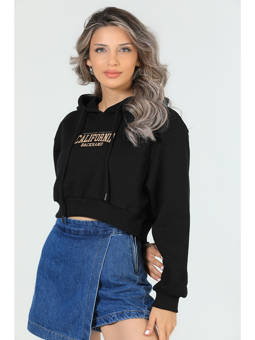 GÜLSELİ Siyah Kadın Ön Baskılı Kapüşonlu Şardonlu Crop Sweatshirt - 4