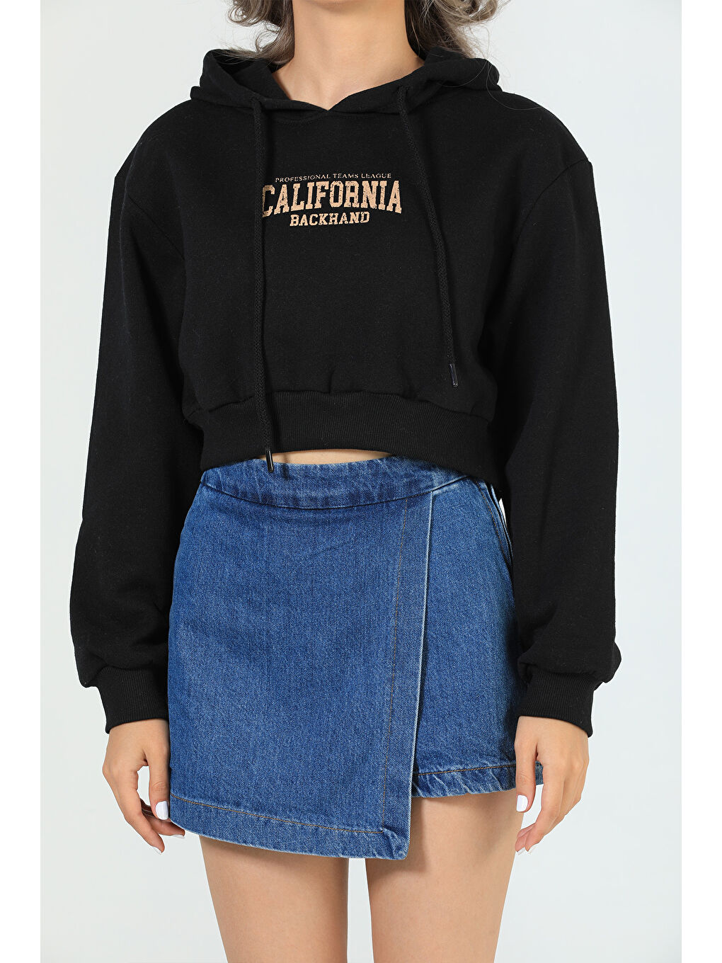 GÜLSELİ Siyah Kadın Ön Baskılı Kapüşonlu Şardonlu Crop Sweatshirt - 5