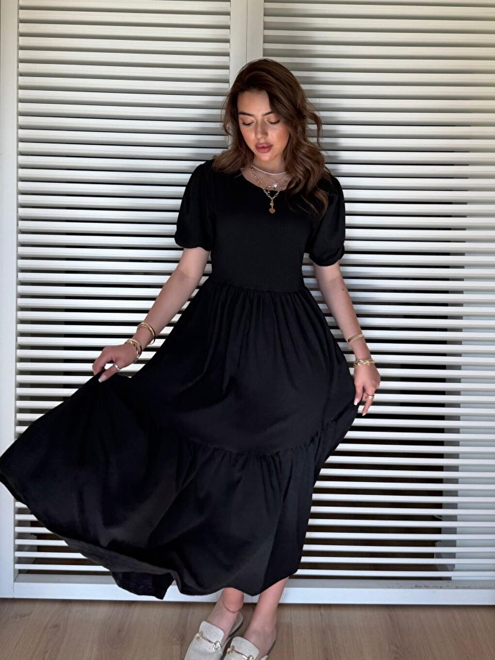 Siyah Kadın Kısa Kollu Yakası Açık Katlı Bürümcük Balon Elbise