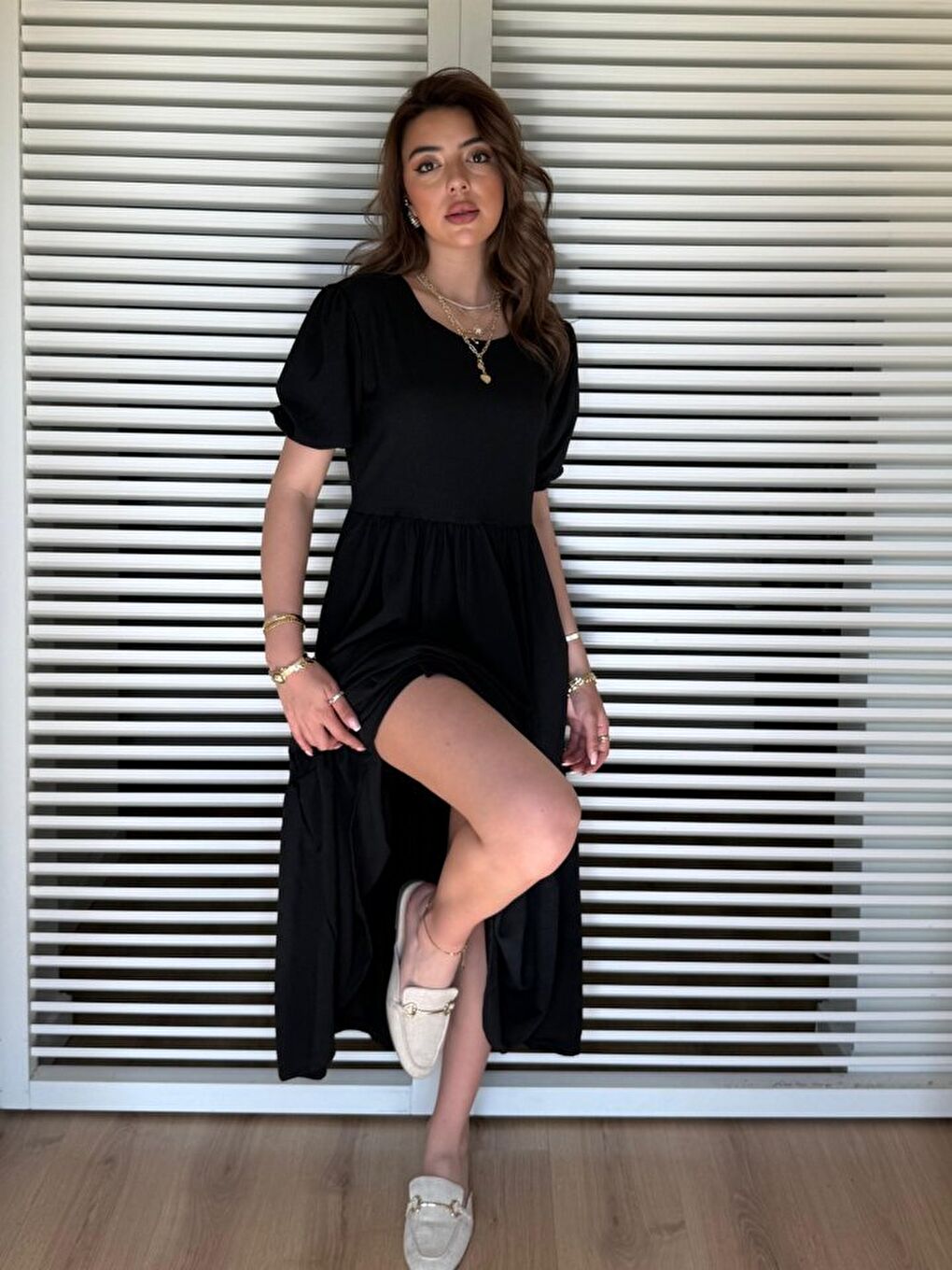 Siyah Kadın Kısa Kollu Yakası Açık Katlı Bürümcük Balon Elbise-1